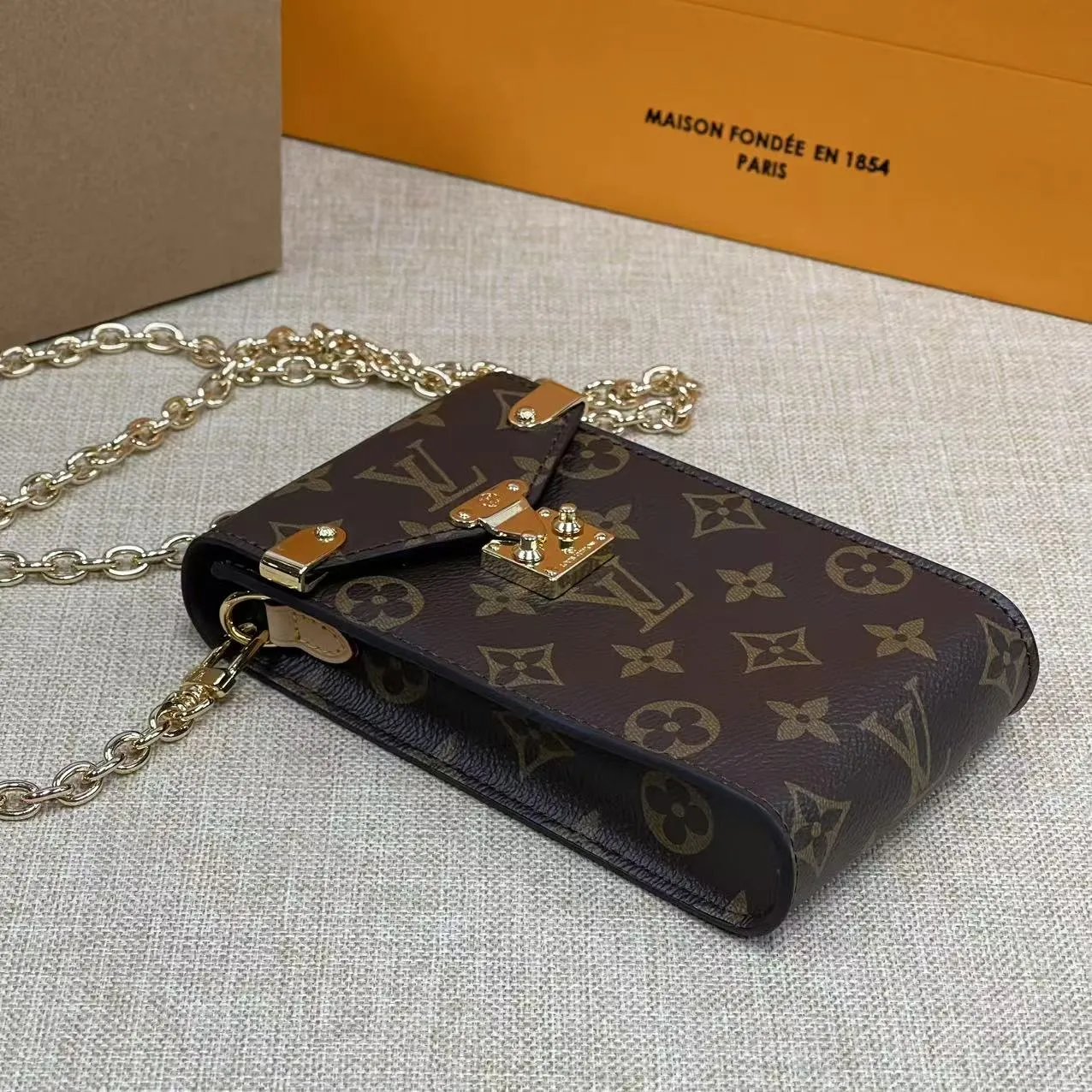 [Upgraded version] P420¥🤡New counter model·Mobile phone bag·Upgraded version·High quality·With 🎁gift box packaging·Model M13572 presbyopia Mobile phone bag chain bag New season MÉTIS Hl mobile phone bag This Métis mobile phone bag draws inspiration from Louis Vuitton's classic luggage, and is cut from a single piece of Monogram canvas to create an exquisite configuration. The S-lock clasp and metal corners speak of the brand's long tradition of boxmaking. Attach the removable chain to instantly be hands-free. 17.5 x 4 x 10.4 cm.
