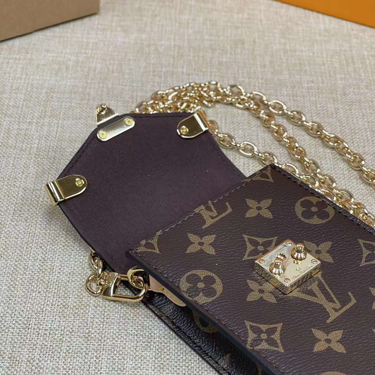 [Upgraded version] P420¥🤡New counter model·Mobile phone bag·Upgraded version·High quality·With 🎁gift box packaging·Model M13572 presbyopia Mobile phone bag chain bag New season MÉTIS Hl mobile phone bag This Métis mobile phone bag draws inspiration from Louis Vuitton's classic luggage, and is cut from a single piece of Monogram canvas to create an exquisite configuration. The S-lock clasp and metal corners speak of the brand's long tradition of boxmaking. Attach the removable chain to instantly be hands-free. 17.5 x 4 x 10.4 cm.