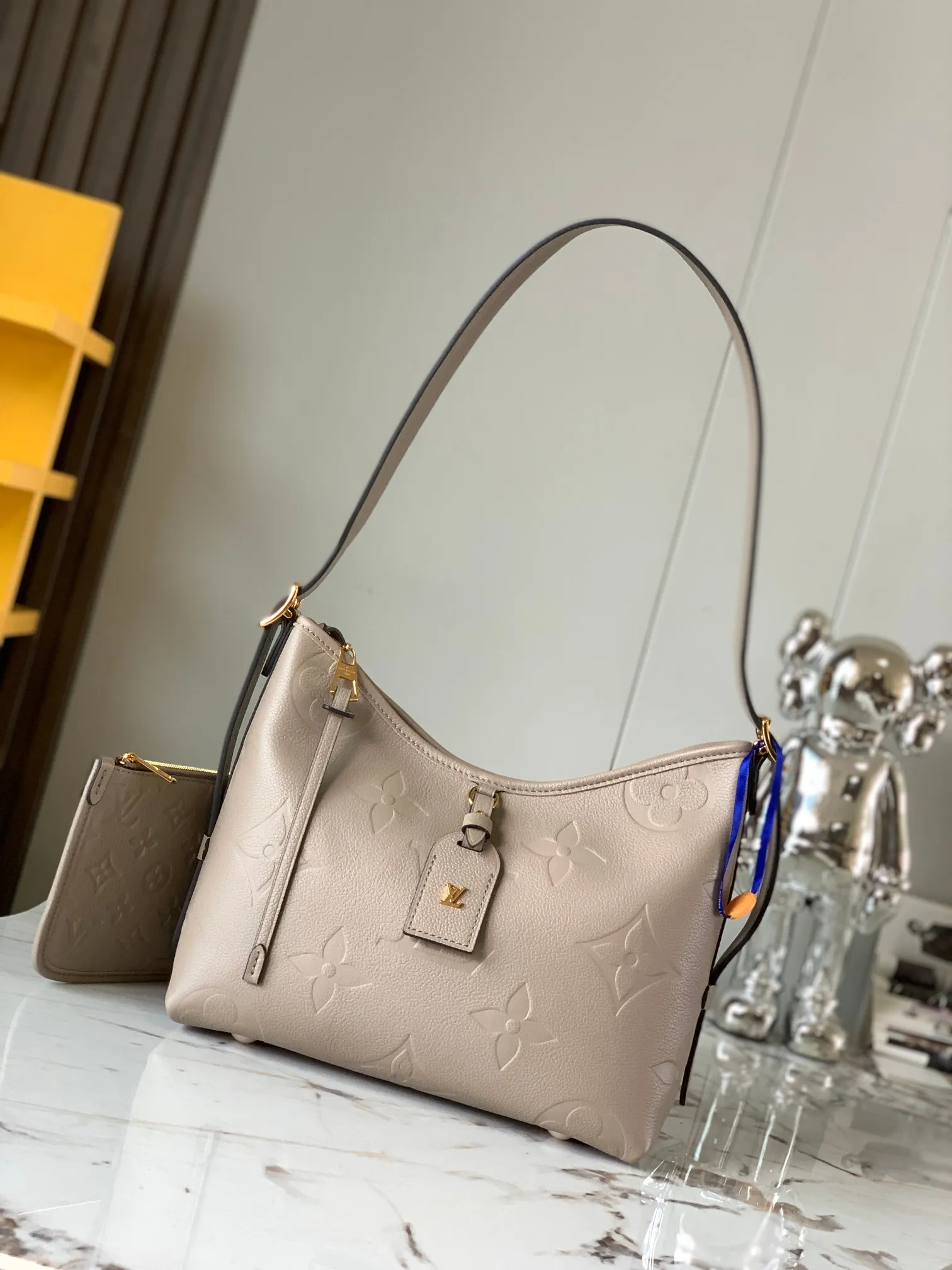 P1460 [Original leather 💋 M46288 elephant gray embossed] This small CarryAl handbag is made of Monogram Empreinte embossed leather, with secure opening and closing, elegant interior and removable zipper bag, providing a comfortable choice for daily travel. With the clever use of the adjustable shoulder strap, you can switch between hand-carrying, shoulder-carrying and cross-body carrying. Detailed features 24 x 29.5x12 cm (length x height x width)