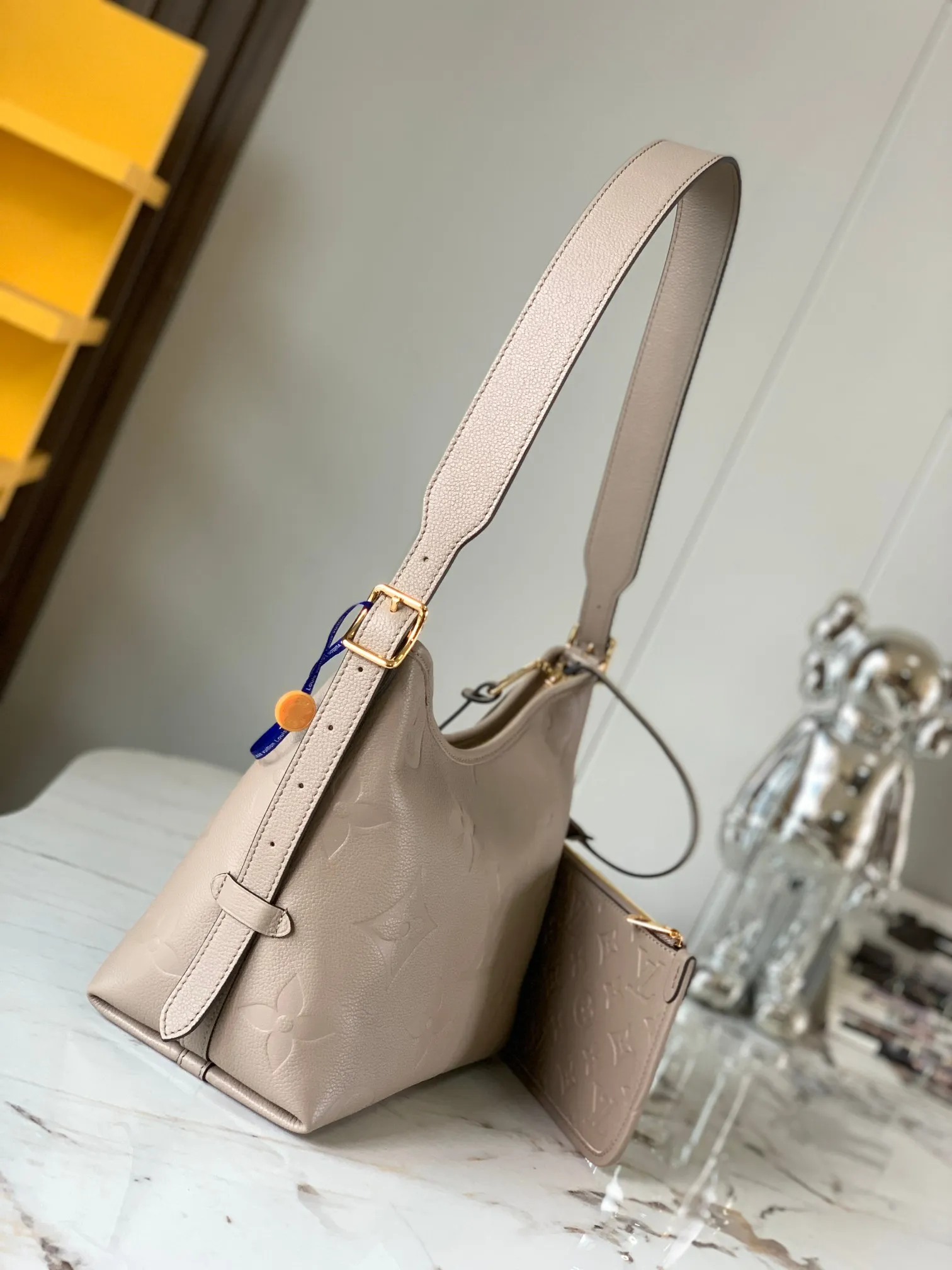 P1460 [Original leather 💋 M46288 elephant gray embossed] This small CarryAl handbag is made of Monogram Empreinte embossed leather, with secure opening and closing, elegant interior and removable zipper bag, providing a comfortable choice for daily travel. With the clever use of the adjustable shoulder strap, you can switch between hand-carrying, shoulder-carrying and cross-body carrying. Detailed features 24 x 29.5x12 cm (length x height x width)