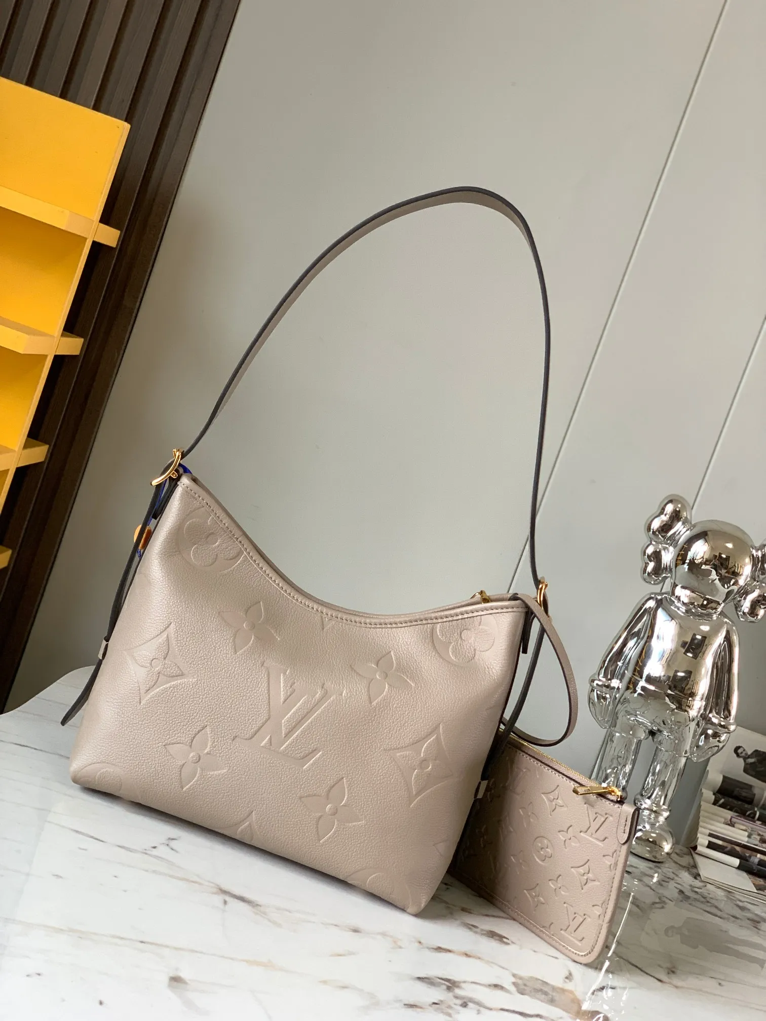 P1460 [Original leather 💋 M46288 elephant gray embossed] This small CarryAl handbag is made of Monogram Empreinte embossed leather, with secure opening and closing, elegant interior and removable zipper bag, providing a comfortable choice for daily travel. With the clever use of the adjustable shoulder strap, you can switch between hand-carrying, shoulder-carrying and cross-body carrying. Detailed features 24 x 29.5x12 cm (length x height x width)