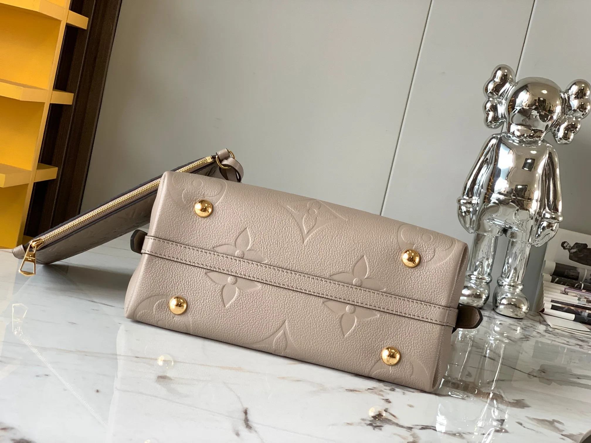 P1460 [Original leather 💋 M46288 elephant gray embossed] This small CarryAl handbag is made of Monogram Empreinte embossed leather, with secure opening and closing, elegant interior and removable zipper bag, providing a comfortable choice for daily travel. With the clever use of the adjustable shoulder strap, you can switch between hand-carrying, shoulder-carrying and cross-body carrying. Detailed features 24 x 29.5x12 cm (length x height x width)