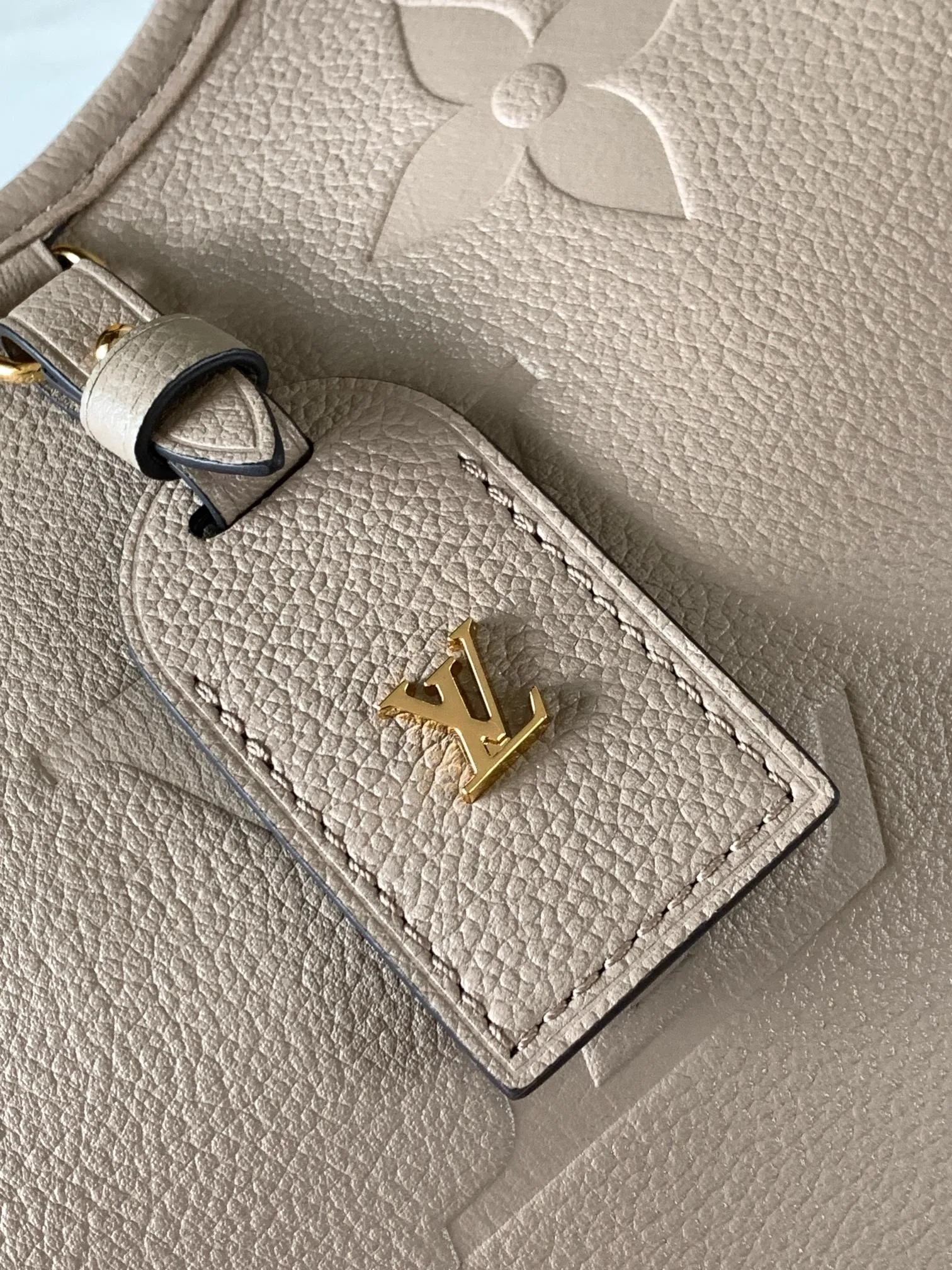 P1460 [Original leather 💋 M46288 elephant gray embossed] This small CarryAl handbag is made of Monogram Empreinte embossed leather, with secure opening and closing, elegant interior and removable zipper bag, providing a comfortable choice for daily travel. With the clever use of the adjustable shoulder strap, you can switch between hand-carrying, shoulder-carrying and cross-body carrying. Detailed features 24 x 29.5x12 cm (length x height x width)