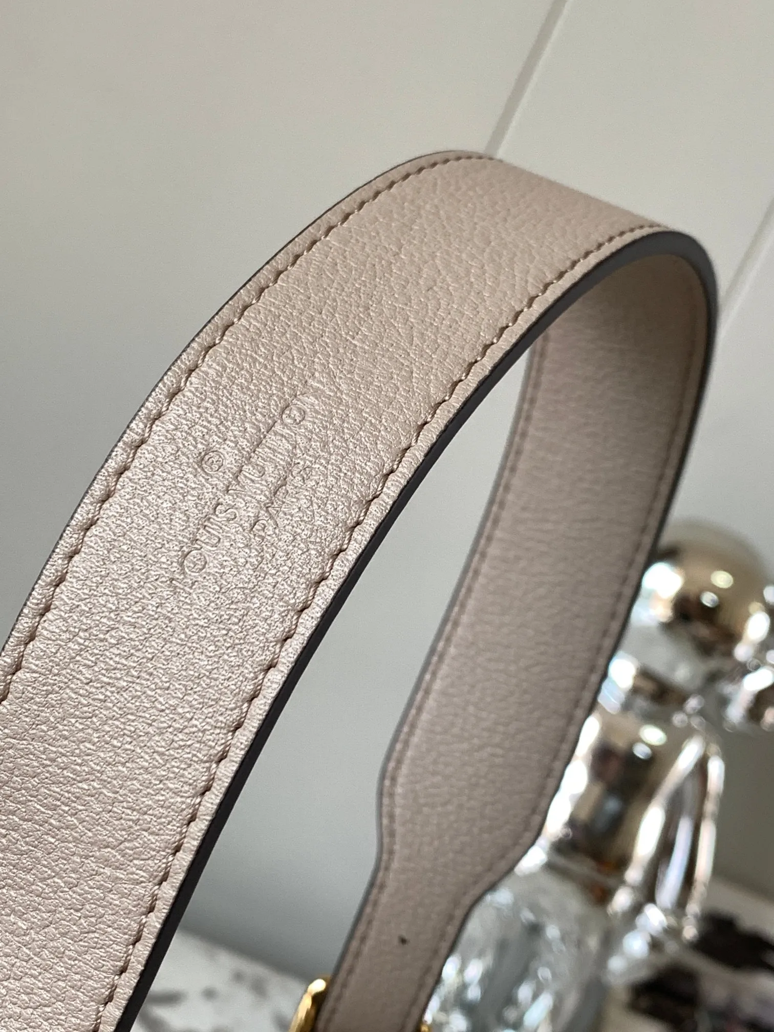 P1460 [Original leather 💋 M46288 elephant gray embossed] This small CarryAl handbag is made of Monogram Empreinte embossed leather, with secure opening and closing, elegant interior and removable zipper bag, providing a comfortable choice for daily travel. With the clever use of the adjustable shoulder strap, you can switch between hand-carrying, shoulder-carrying and cross-body carrying. Detailed features 24 x 29.5x12 cm (length x height x width)