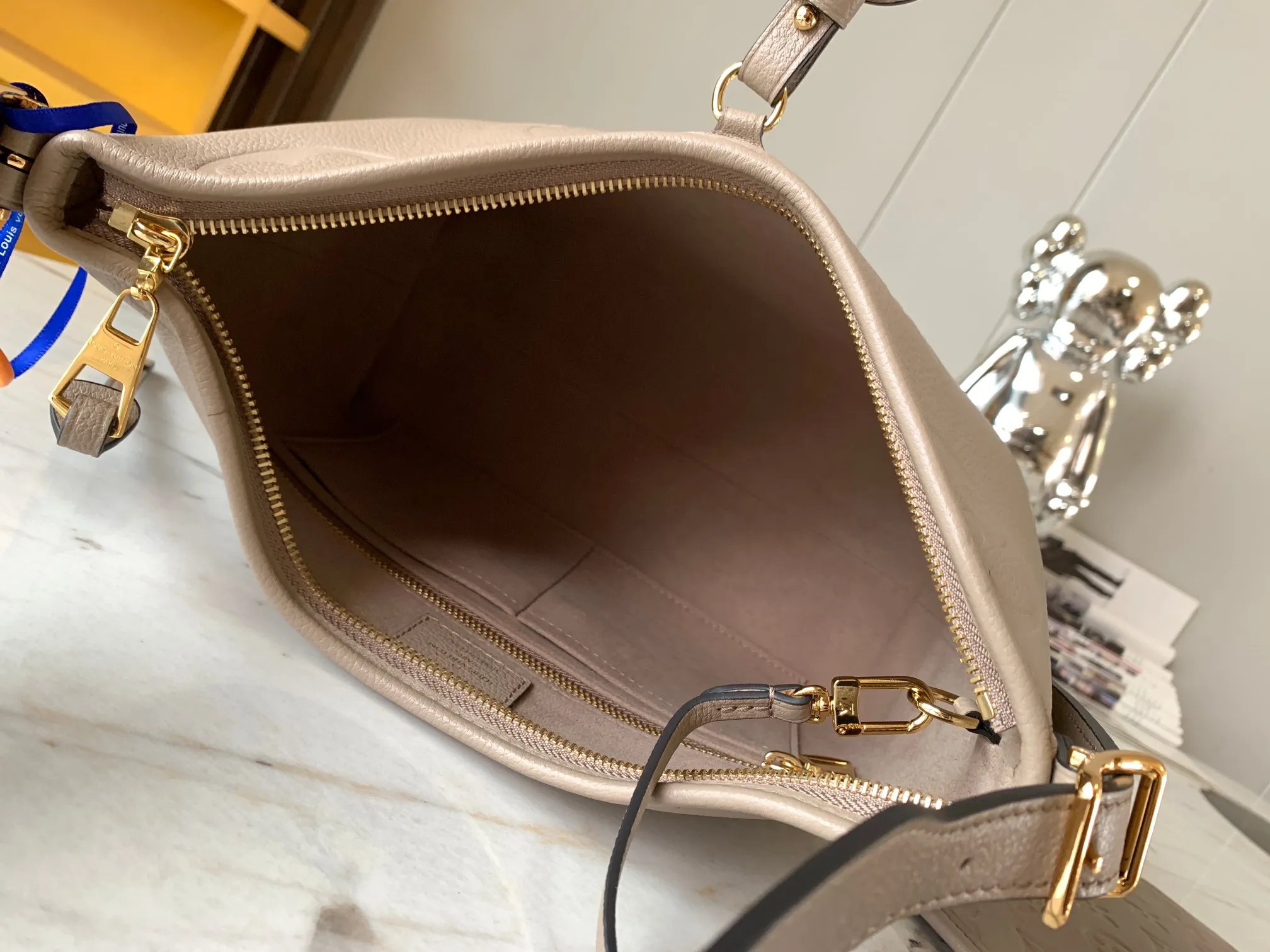 P1460 [Original leather 💋 M46288 elephant gray embossed] This small CarryAl handbag is made of Monogram Empreinte embossed leather, with secure opening and closing, elegant interior and removable zipper bag, providing a comfortable choice for daily travel. With the clever use of the adjustable shoulder strap, you can switch between hand-carrying, shoulder-carrying and cross-body carrying. Detailed features 24 x 29.5x12 cm (length x height x width)