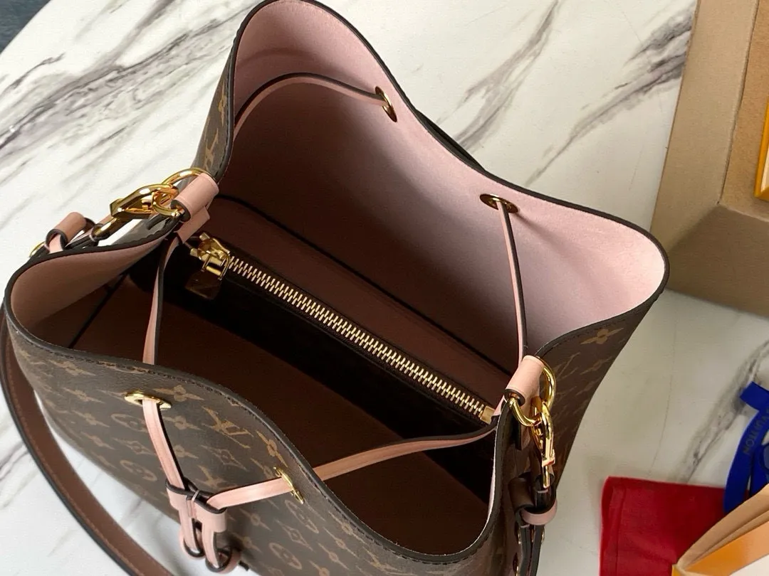 💰760 Top Original Order M44022 Cherry Blossom Pink Top Original Order Gaston-Louis Vuitton's wine bag designed specifically for transporting champagne in 1932 meets contemporary trends and transforms into the Néo Noé bucket bag, which embodies the beauty of heritage. Monogram canvas outlines soft lines, with colorful leather trim and tonal multi-layer bonded lining. Dimensions: 26 x 26 x 17.5 cm