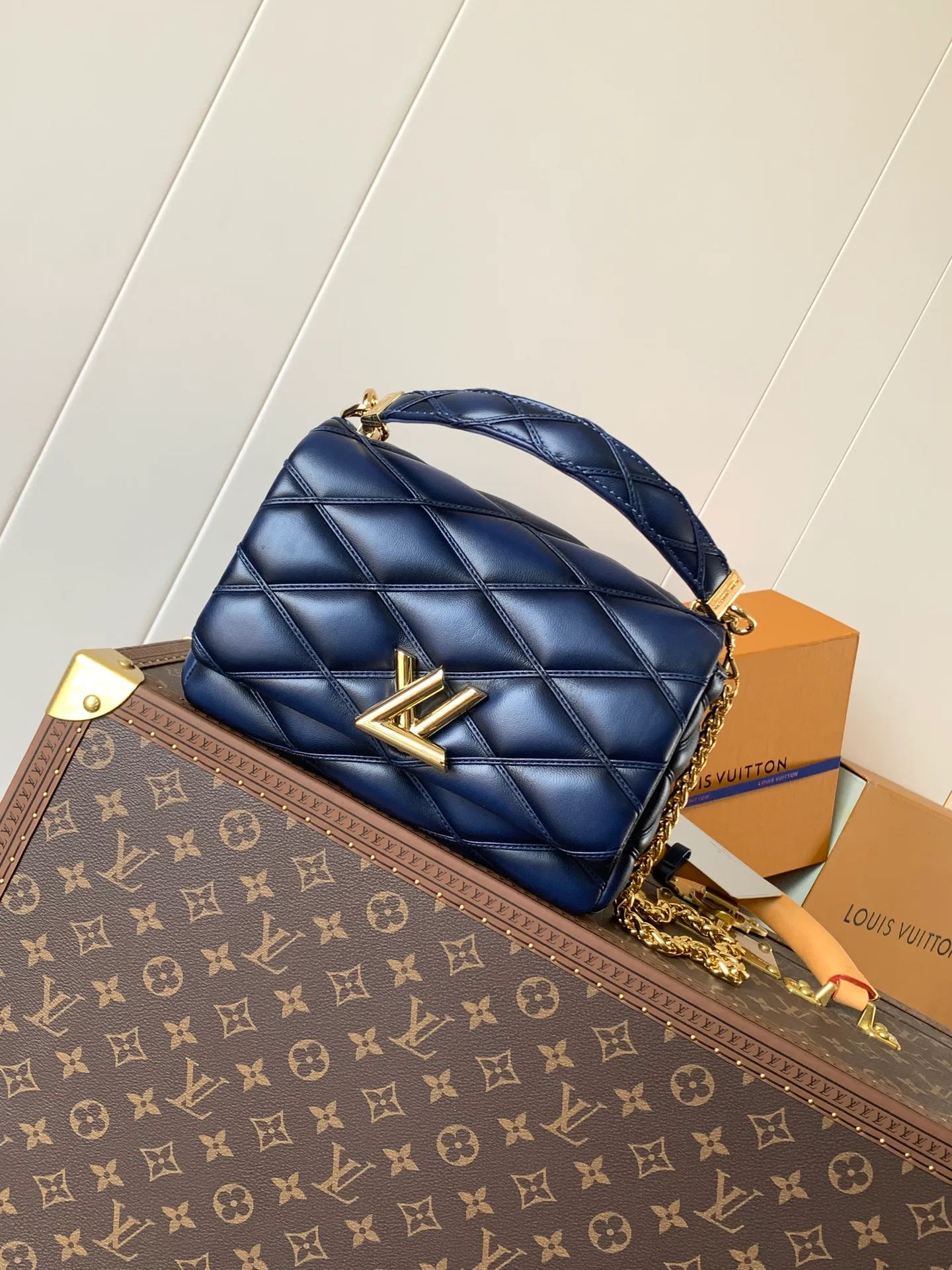 💰1280 (top layer leather) top original order, code changing chip M23045 dark gray M22891 beige M23601 brown M22891 black M12338 vanilla M24465 pink gradient M23682 dark blue M12434 blue gradient M22891 blue and white checkered M22891 red and white checkered M25107 silver M22891 patent leather M22892 black pink gradient M24186 light blue gradient M24465 nude pink gradient M12567 burgundy M11374 black hardware M12332 light coffee color M22890 white leather with black stripes Top original custom leather ~ colors are being updated continuously! This medium GO-14 bag is crafted from rich sheepskin leather with a quilted pattern that pays homage to the brand's traditional luggage designs. The Twist lock makes a striking statement, and the top handle can be carried by hand alone, or it can be transformed into a leather shoulder pad on the sliding chain strap for comfortable shoulder or cross-body wear. Dimensions: 23 x 16 x 10cm