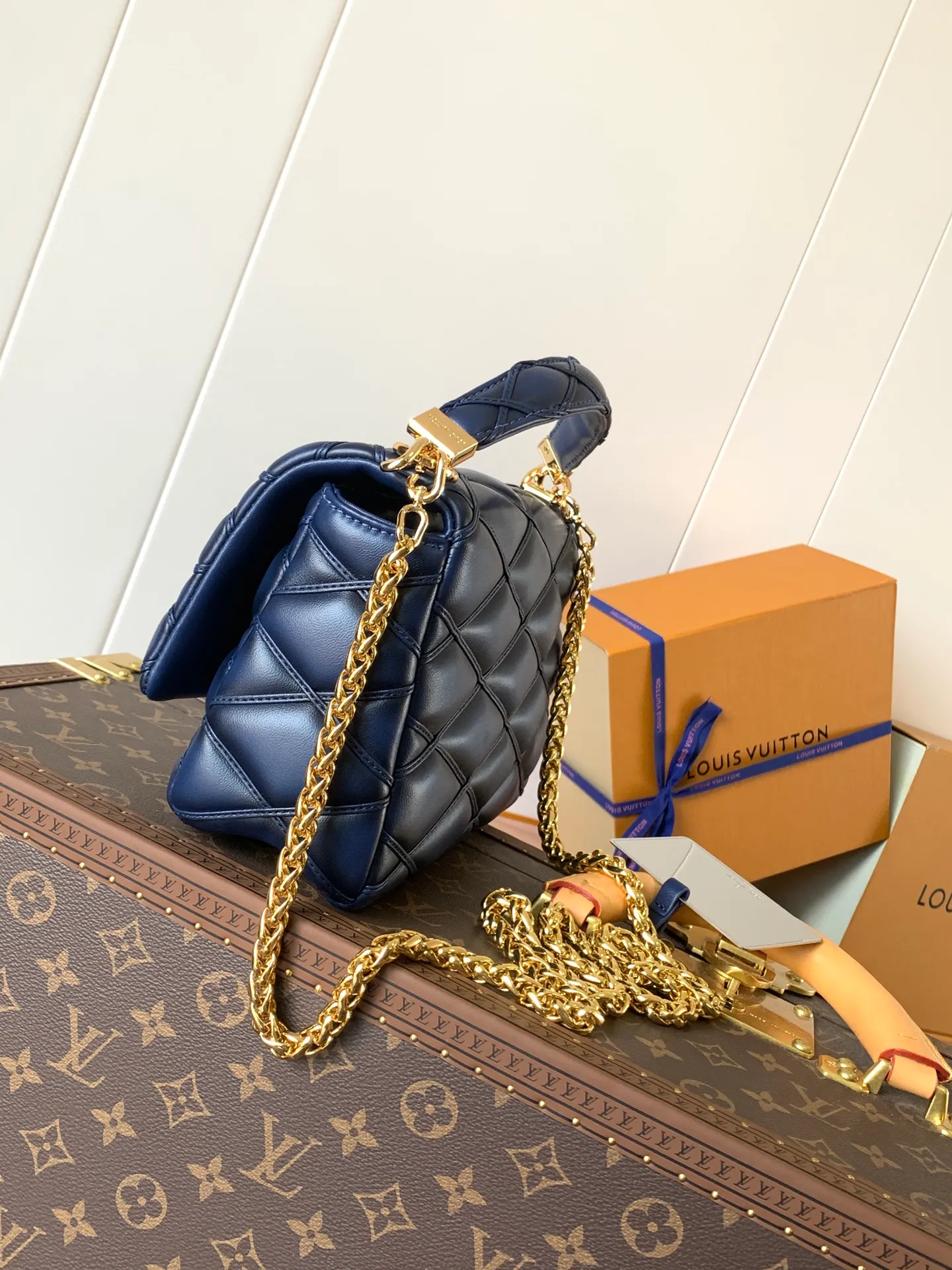 💰1280 (top layer leather) top original order, code changing chip M23045 dark gray M22891 beige M23601 brown M22891 black M12338 vanilla M24465 pink gradient M23682 dark blue M12434 blue gradient M22891 blue and white checkered M22891 red and white checkered M25107 silver M22891 patent leather M22892 black pink gradient M24186 light blue gradient M24465 nude pink gradient M12567 burgundy M11374 black hardware M12332 light coffee color M22890 white leather with black stripes Top original custom leather ~ colors are being updated continuously! This medium GO-14 bag is crafted from rich sheepskin leather with a quilted pattern that pays homage to the brand's traditional luggage designs. The Twist lock makes a striking statement, and the top handle can be carried by hand alone, or it can be transformed into a leather shoulder pad on the sliding chain strap for comfortable shoulder or cross-body wear. Dimensions: 23 x 16 x 10cm