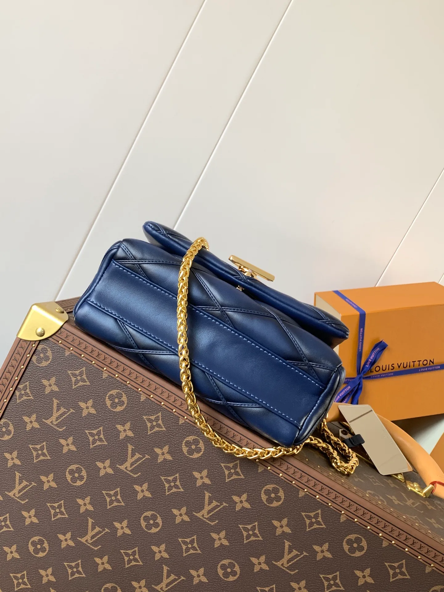 💰1280 (top layer leather) top original order, code changing chip M23045 dark gray M22891 beige M23601 brown M22891 black M12338 vanilla M24465 pink gradient M23682 dark blue M12434 blue gradient M22891 blue and white checkered M22891 red and white checkered M25107 silver M22891 patent leather M22892 black pink gradient M24186 light blue gradient M24465 nude pink gradient M12567 burgundy M11374 black hardware M12332 light coffee color M22890 white leather with black stripes Top original custom leather ~ colors are being updated continuously! This medium GO-14 bag is crafted from rich sheepskin leather with a quilted pattern that pays homage to the brand's traditional luggage designs. The Twist lock makes a striking statement, and the top handle can be carried by hand alone, or it can be transformed into a leather shoulder pad on the sliding chain strap for comfortable shoulder or cross-body wear. Dimensions: 23 x 16 x 10cm