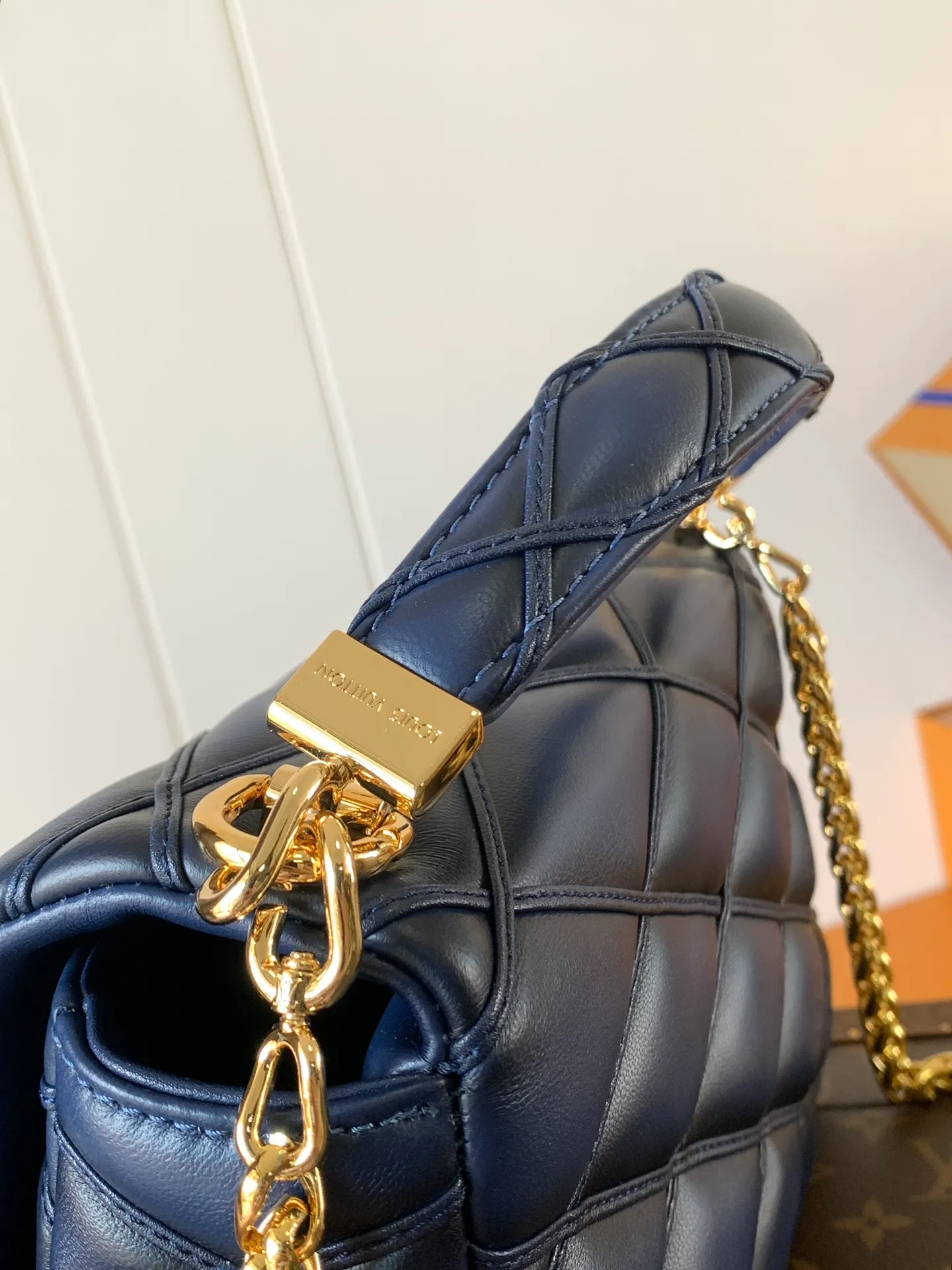 💰1280 (top layer leather) top original order, code changing chip M23045 dark gray M22891 beige M23601 brown M22891 black M12338 vanilla M24465 pink gradient M23682 dark blue M12434 blue gradient M22891 blue and white checkered M22891 red and white checkered M25107 silver M22891 patent leather M22892 black pink gradient M24186 light blue gradient M24465 nude pink gradient M12567 burgundy M11374 black hardware M12332 light coffee color M22890 white leather with black stripes Top original custom leather ~ colors are being updated continuously! This medium GO-14 bag is crafted from rich sheepskin leather with a quilted pattern that pays homage to the brand's traditional luggage designs. The Twist lock makes a striking statement, and the top handle can be carried by hand alone, or it can be transformed into a leather shoulder pad on the sliding chain strap for comfortable shoulder or cross-body wear. Dimensions: 23 x 16 x 10cm