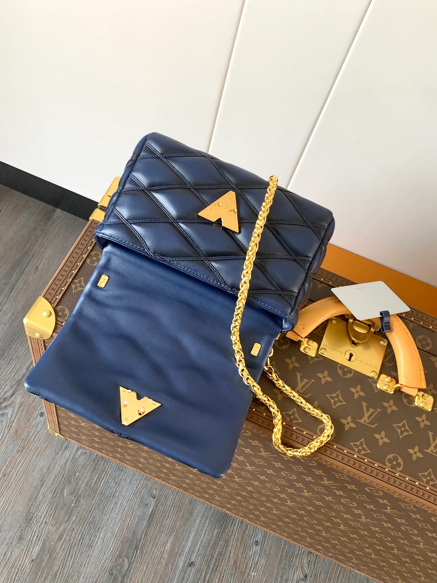 💰1280 (top layer leather) top original order, code changing chip M23045 dark gray M22891 beige M23601 brown M22891 black M12338 vanilla M24465 pink gradient M23682 dark blue M12434 blue gradient M22891 blue and white checkered M22891 red and white checkered M25107 silver M22891 patent leather M22892 black pink gradient M24186 light blue gradient M24465 nude pink gradient M12567 burgundy M11374 black hardware M12332 light coffee color M22890 white leather with black stripes Top original custom leather ~ colors are being updated continuously! This medium GO-14 bag is crafted from rich sheepskin leather with a quilted pattern that pays homage to the brand's traditional luggage designs. The Twist lock makes a striking statement, and the top handle can be carried by hand alone, or it can be transformed into a leather shoulder pad on the sliding chain strap for comfortable shoulder or cross-body wear. Dimensions: 23 x 16 x 10cm