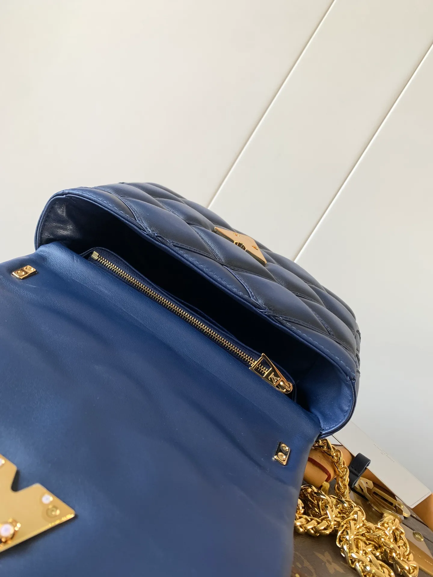 💰1280 (top layer leather) top original order, code changing chip M23045 dark gray M22891 beige M23601 brown M22891 black M12338 vanilla M24465 pink gradient M23682 dark blue M12434 blue gradient M22891 blue and white checkered M22891 red and white checkered M25107 silver M22891 patent leather M22892 black pink gradient M24186 light blue gradient M24465 nude pink gradient M12567 burgundy M11374 black hardware M12332 light coffee color M22890 white leather with black stripes Top original custom leather ~ colors are being updated continuously! This medium GO-14 bag is crafted from rich sheepskin leather with a quilted pattern that pays homage to the brand's traditional luggage designs. The Twist lock makes a striking statement, and the top handle can be carried by hand alone, or it can be transformed into a leather shoulder pad on the sliding chain strap for comfortable shoulder or cross-body wear. Dimensions: 23 x 16 x 10cm
