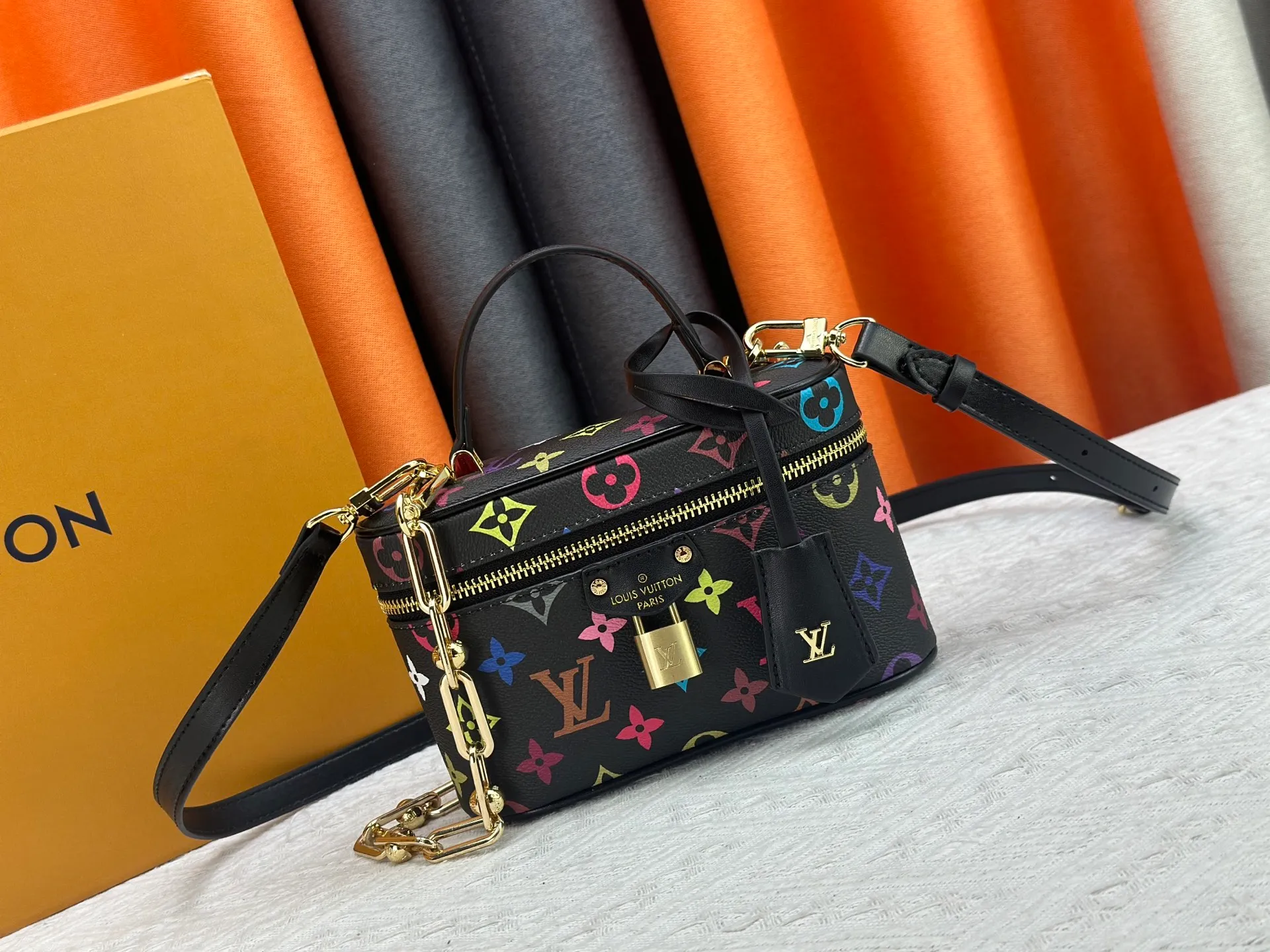 P300 [Official latest model, real shot of how to match the version] M13662-M85634-M47125-M47128-M45165 This Vanity Pouch handbag is from the Louis Vuitton Coated canvas is trimmed with calfskin, while a zipper closure, detachable chain and LV-engraved padlock add a metallic sheen. 11.5 x 6.5 x 19 cm (height x width x length)