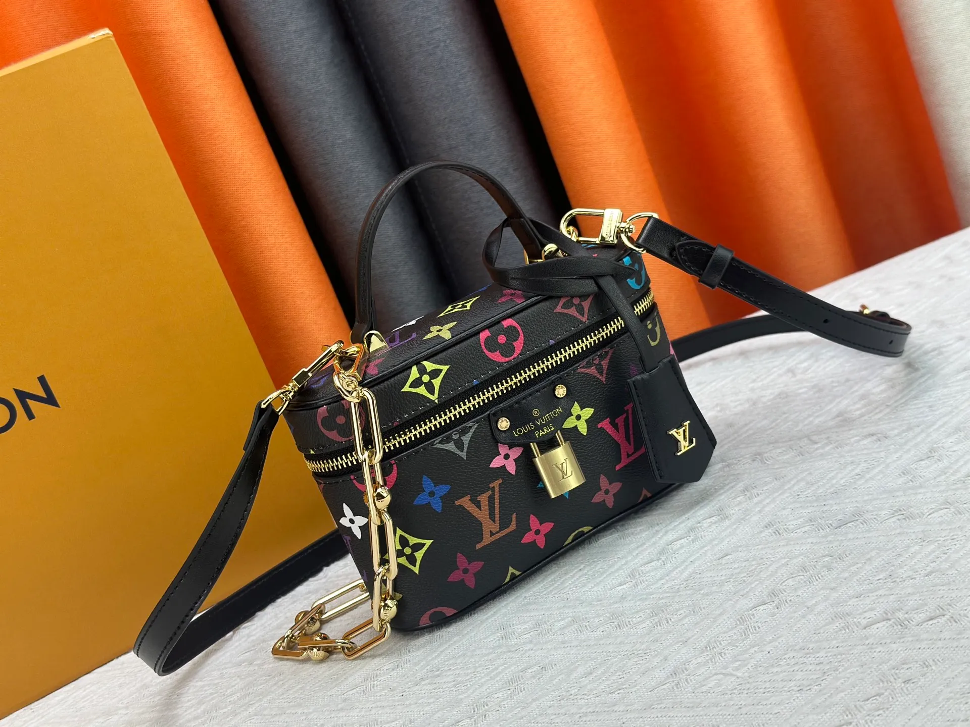 P300 [Official latest model, real shot of how to match the version] M13662-M85634-M47125-M47128-M45165 This Vanity Pouch handbag is from the Louis Vuitton Coated canvas is trimmed with calfskin, while a zipper closure, detachable chain and LV-engraved padlock add a metallic sheen. 11.5 x 6.5 x 19 cm (height x width x length)