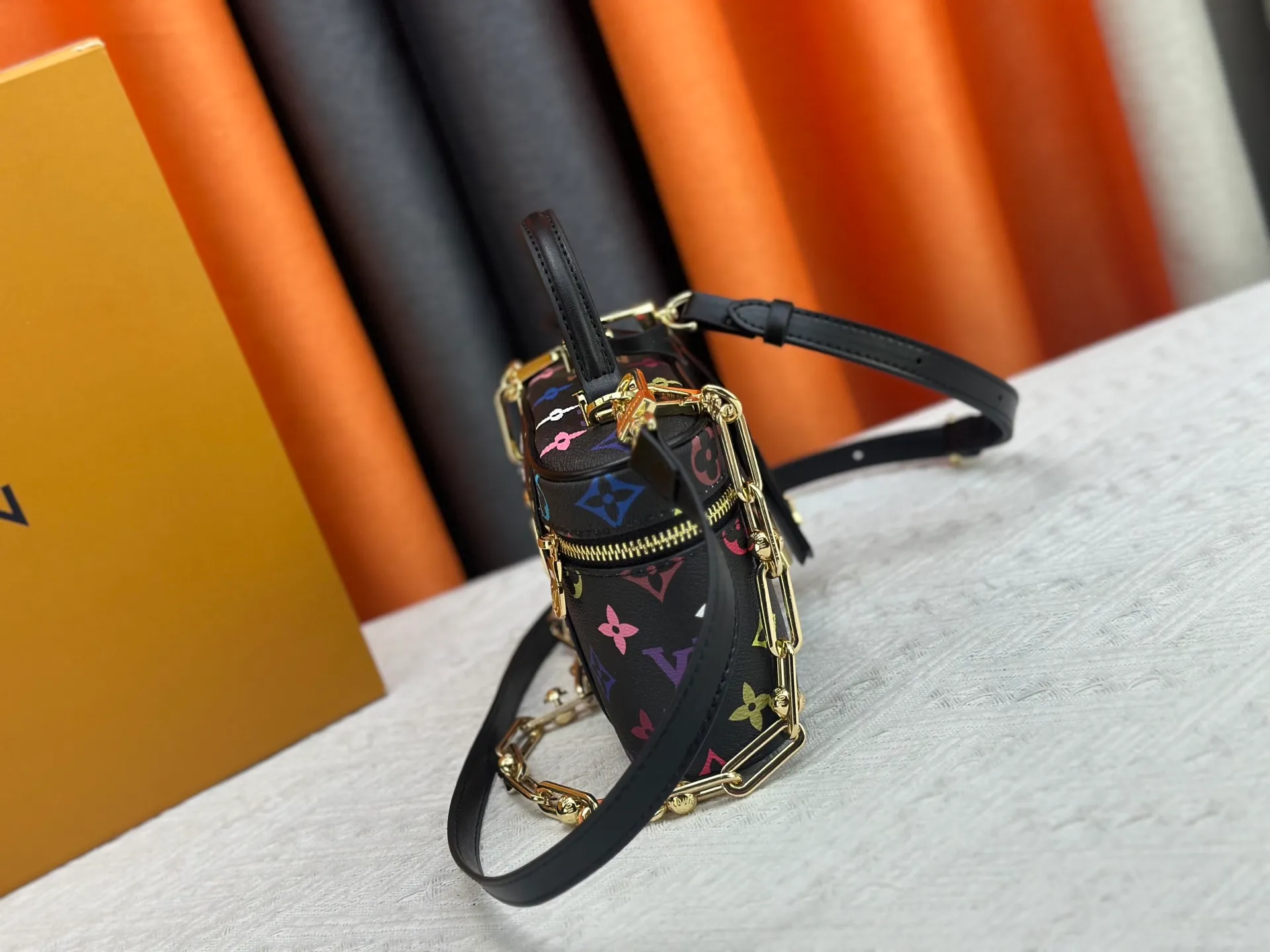 P300 [Official latest model, real shot of how to match the version] M13662-M85634-M47125-M47128-M45165 This Vanity Pouch handbag is from the Louis Vuitton Coated canvas is trimmed with calfskin, while a zipper closure, detachable chain and LV-engraved padlock add a metallic sheen. 11.5 x 6.5 x 19 cm (height x width x length)