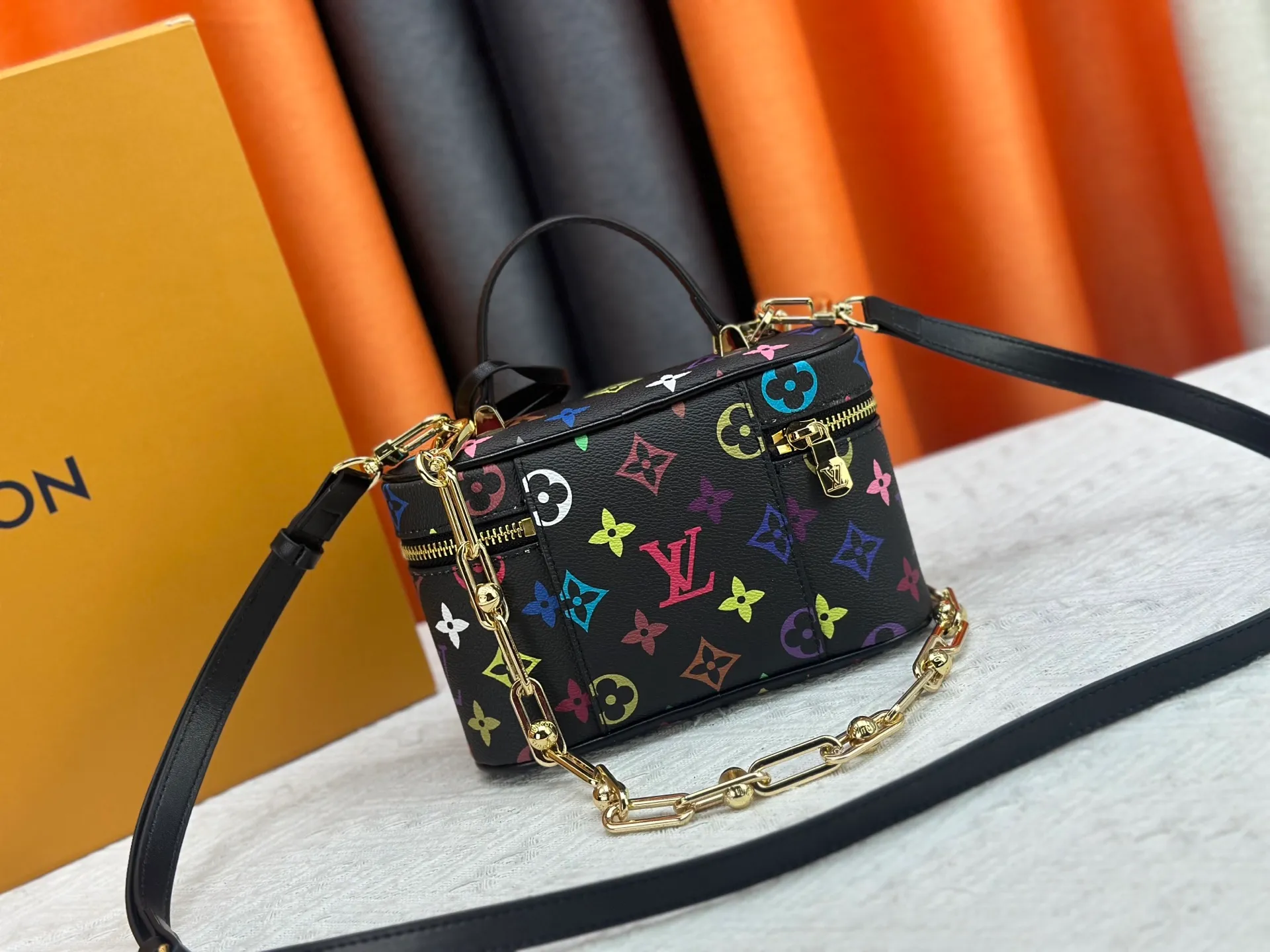 P300 [Official latest model, real shot of how to match the version] M13662-M85634-M47125-M47128-M45165 This Vanity Pouch handbag is from the Louis Vuitton Coated canvas is trimmed with calfskin, while a zipper closure, detachable chain and LV-engraved padlock add a metallic sheen. 11.5 x 6.5 x 19 cm (height x width x length)