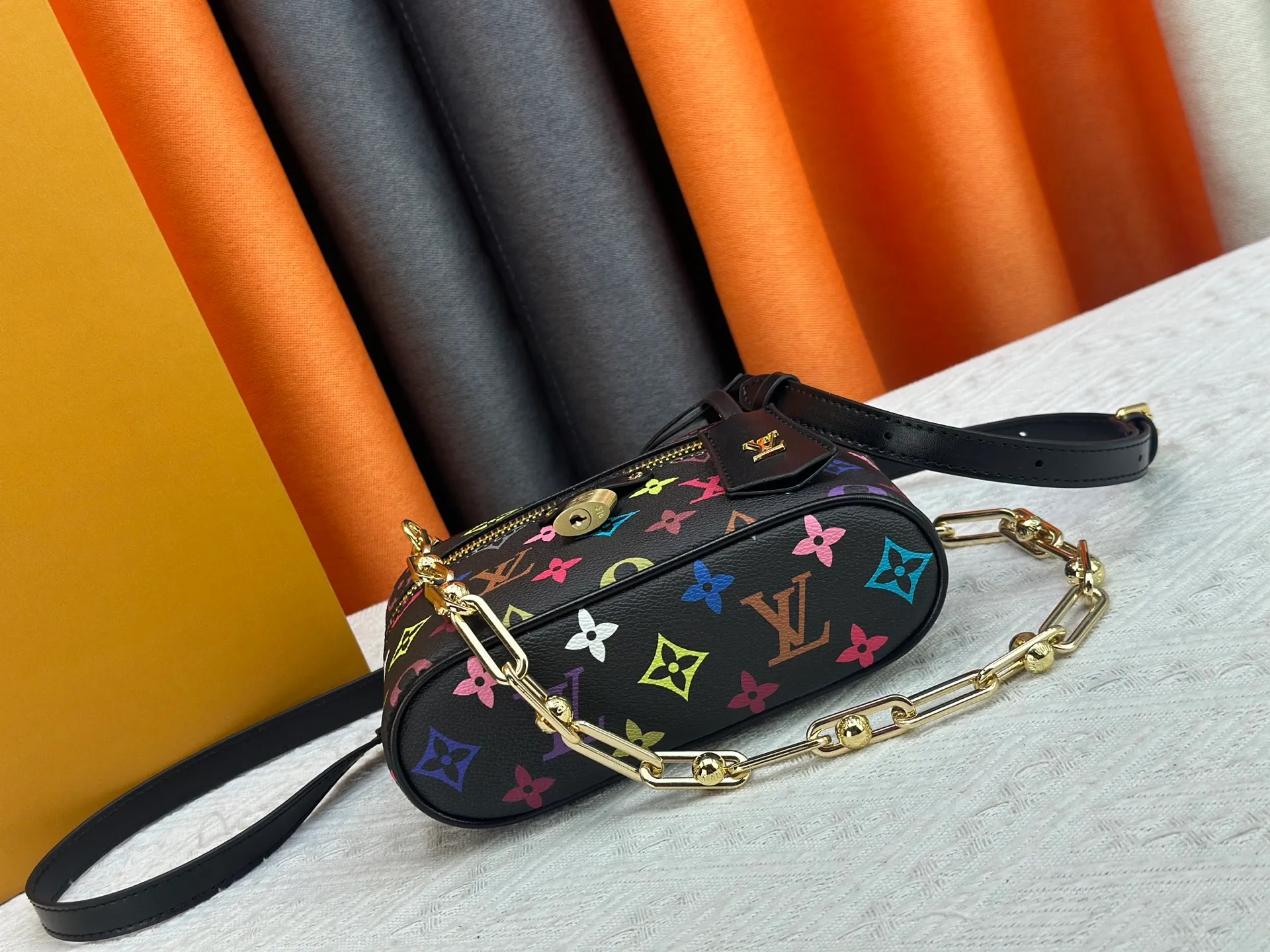 P300 [Official latest model, real shot of how to match the version] M13662-M85634-M47125-M47128-M45165 This Vanity Pouch handbag is from the Louis Vuitton Coated canvas is trimmed with calfskin, while a zipper closure, detachable chain and LV-engraved padlock add a metallic sheen. 11.5 x 6.5 x 19 cm (height x width x length)