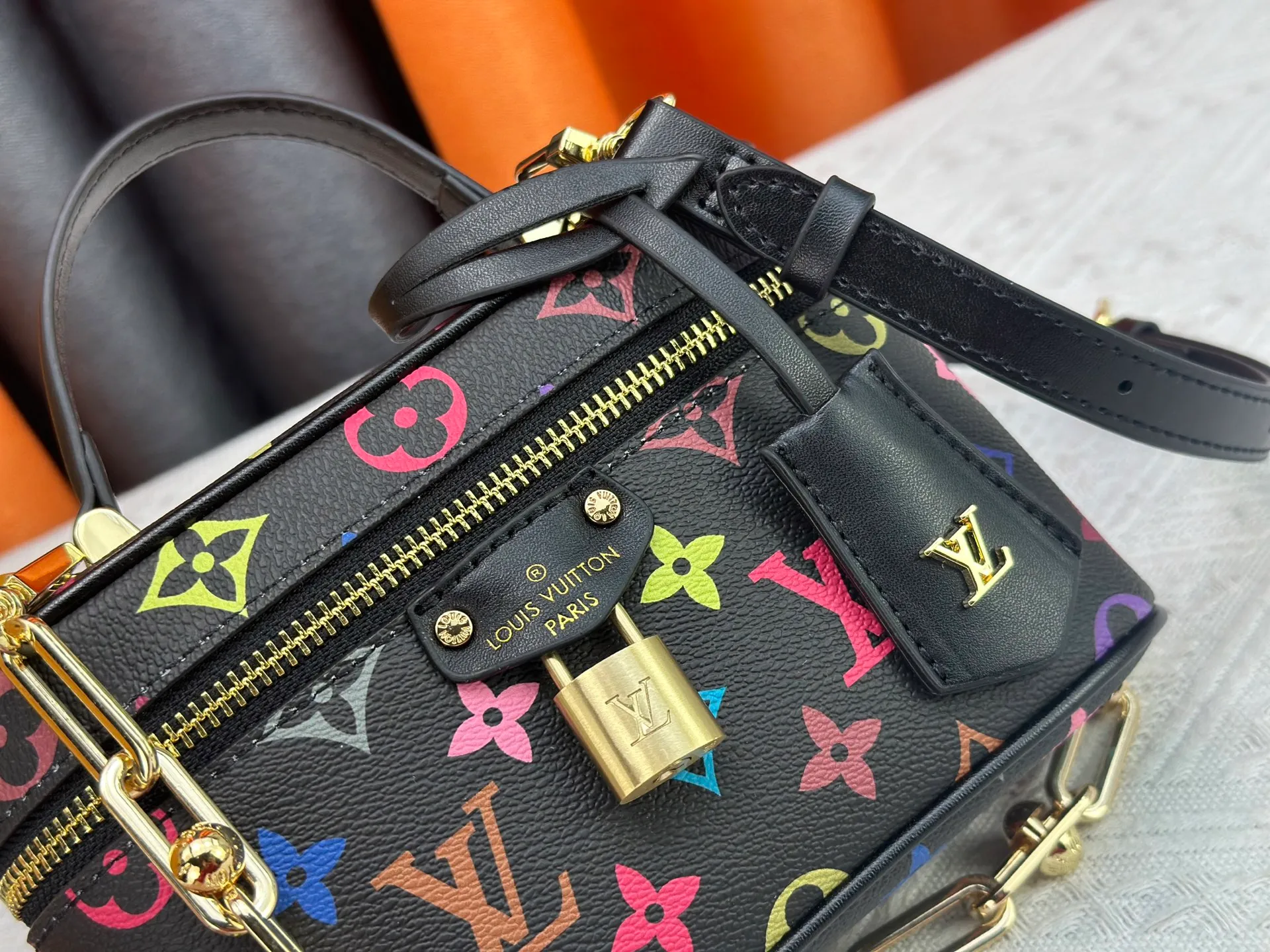 P300 [Official latest model, real shot of how to match the version] M13662-M85634-M47125-M47128-M45165 This Vanity Pouch handbag is from the Louis Vuitton Coated canvas is trimmed with calfskin, while a zipper closure, detachable chain and LV-engraved padlock add a metallic sheen. 11.5 x 6.5 x 19 cm (height x width x length)