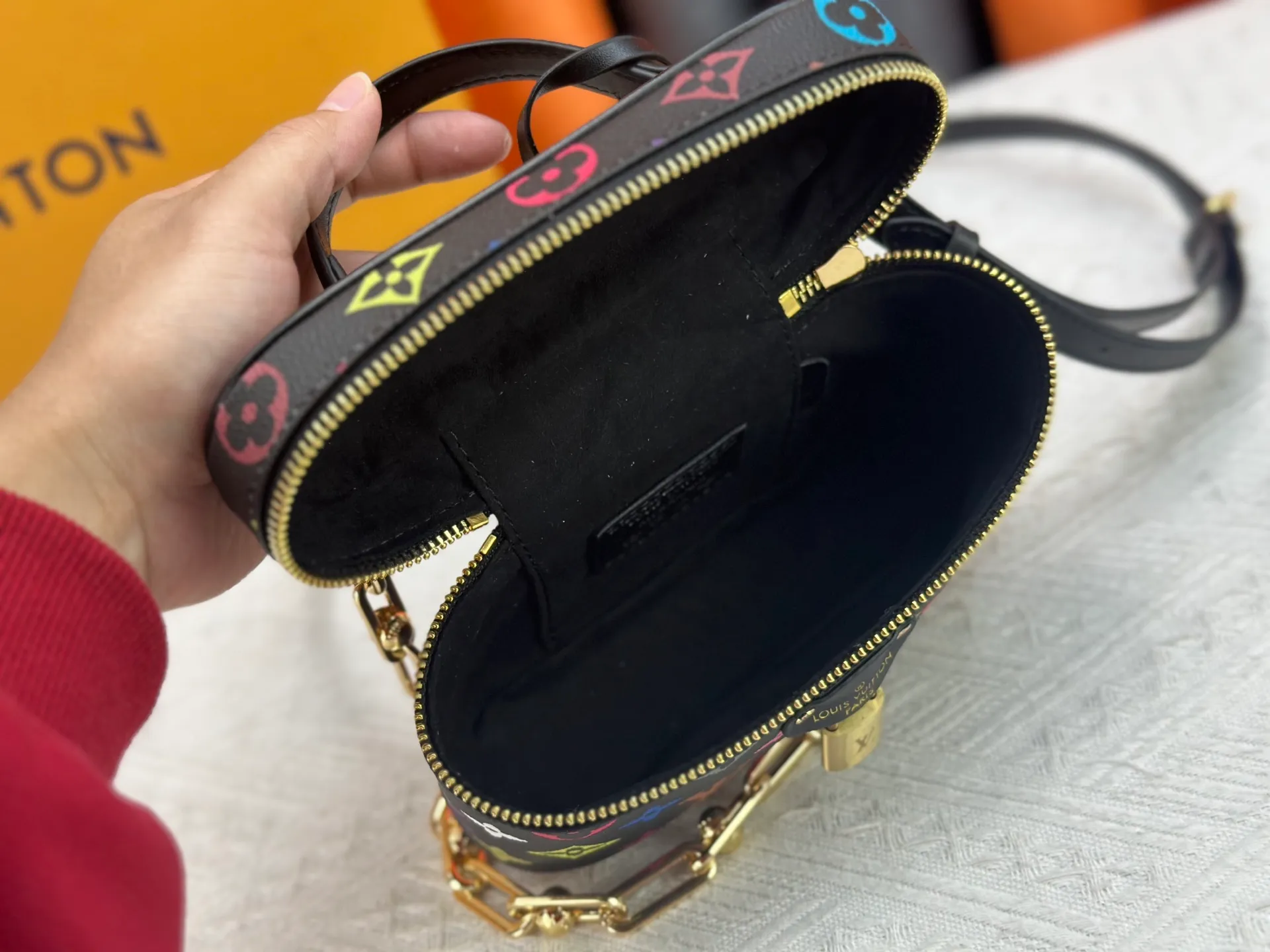 P300 [Official latest model, real shot of how to match the version] M13662-M85634-M47125-M47128-M45165 This Vanity Pouch handbag is from the Louis Vuitton Coated canvas is trimmed with calfskin, while a zipper closure, detachable chain and LV-engraved padlock add a metallic sheen. 11.5 x 6.5 x 19 cm (height x width x length)
