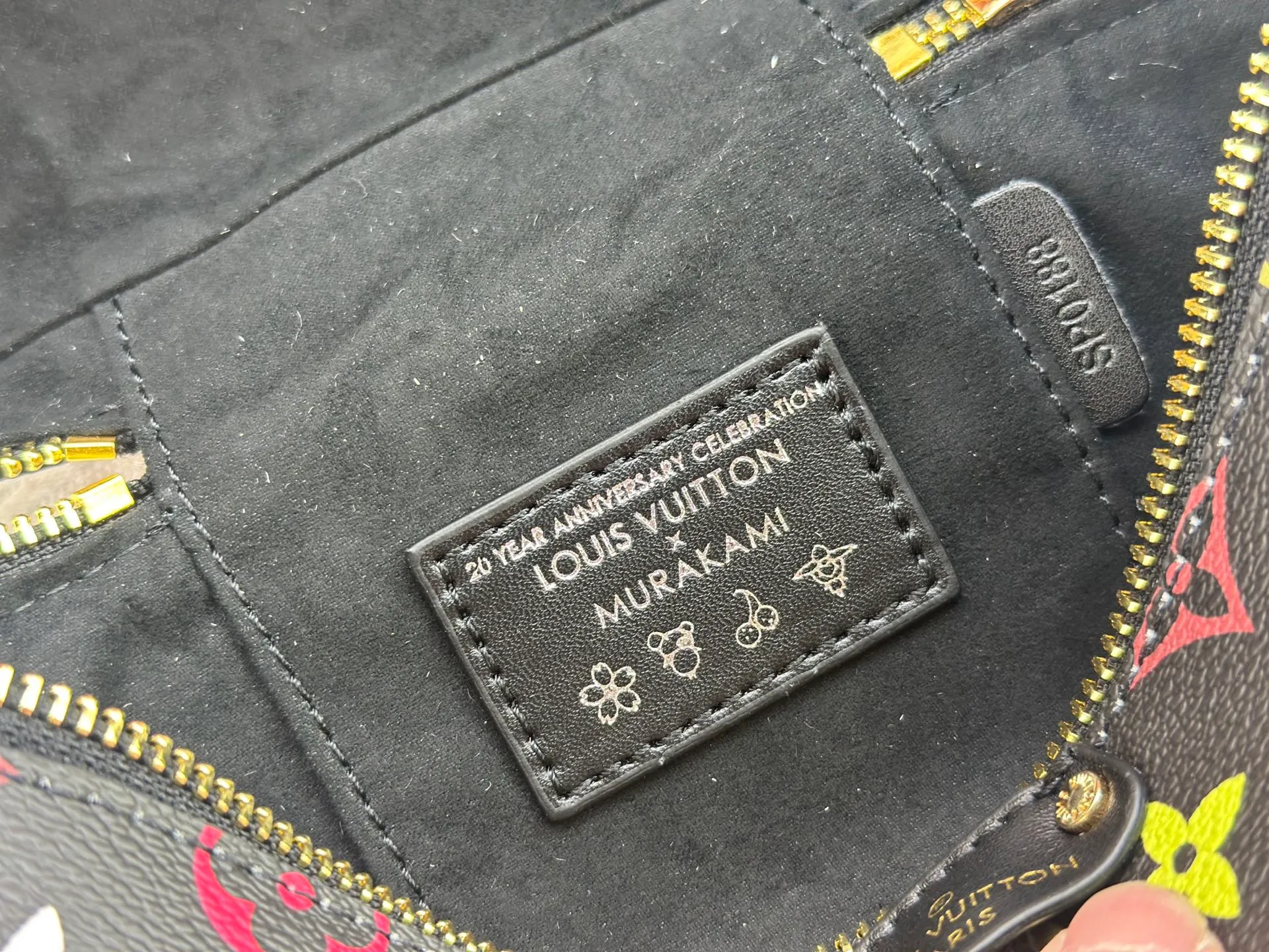 P300 [Official latest model, real shot of how to match the version] M13662-M85634-M47125-M47128-M45165 This Vanity Pouch handbag is from the Louis Vuitton Coated canvas is trimmed with calfskin, while a zipper closure, detachable chain and LV-engraved padlock add a metallic sheen. 11.5 x 6.5 x 19 cm (height x width x length)