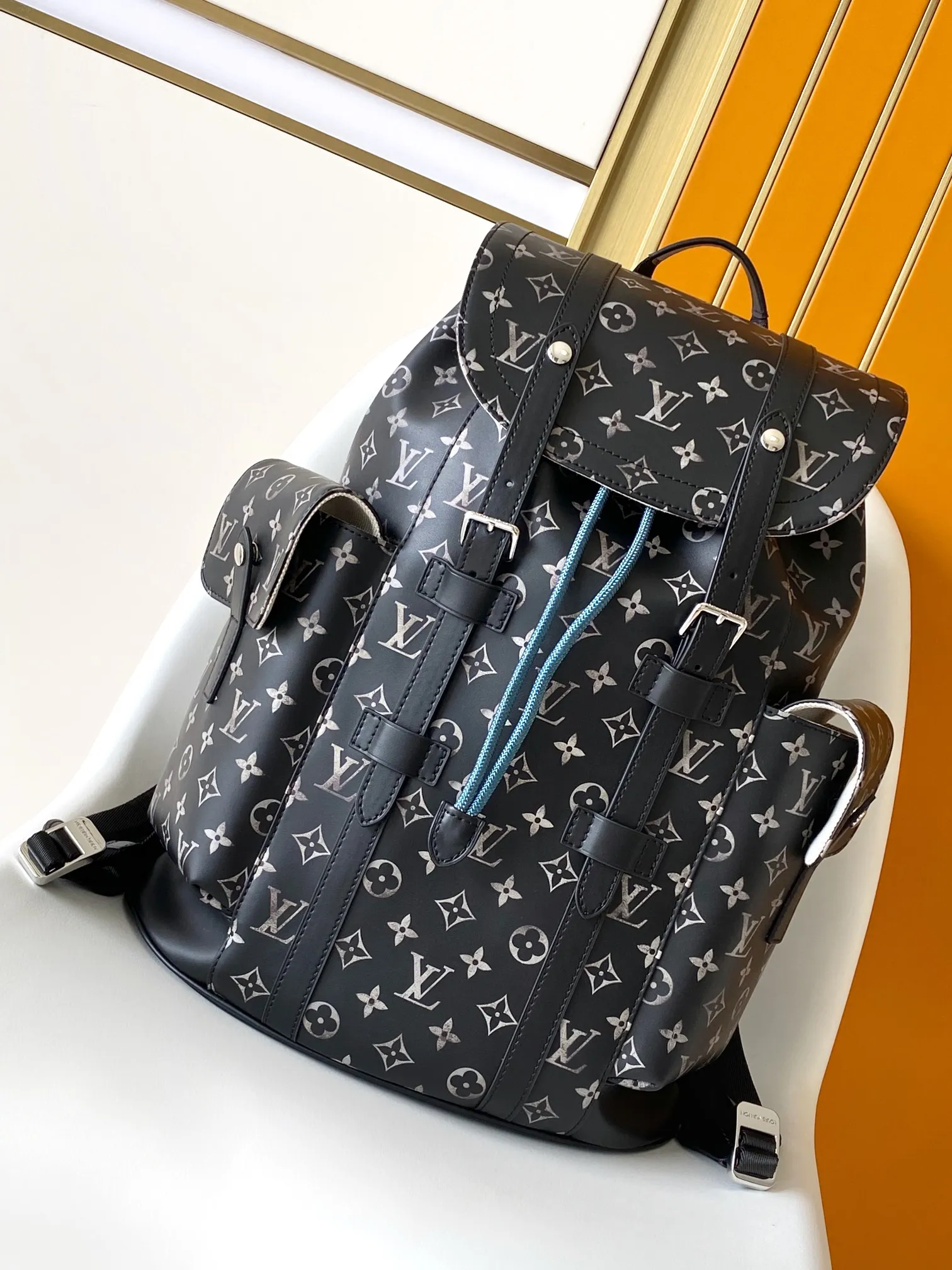 💰1340 top original single 163c01 chip] dynamic chip [top original single real shot M11521 CHRISTOPHER small backpack uses Monogram canvas to interpret the rugged and simple spirit of the slim bag industry. Its chic style is suitable for both work and entertainment, demonstrating a high-quality lifestyle. size: 41.0 x 48.0 x 13.0 cm