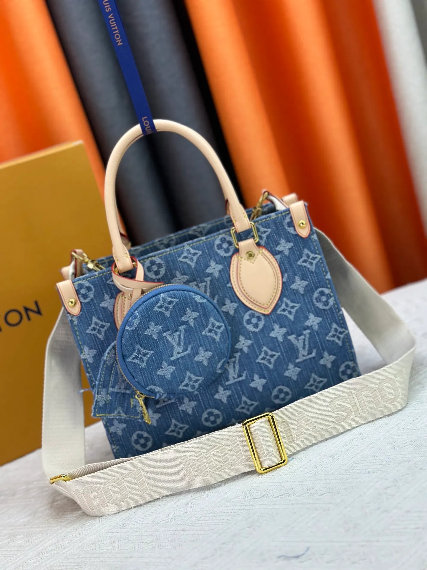 P280 Upgraded original M14633 M46373 Blue denim denim square bag This OnTheGo small handbag is made of cotton denim woven with Monogram pattern. It is bleached and sand washed to present a retro style. Detachable and Adjustable Shoulder Strap for a Subtle Fit The detachable shoulder strap makes it easy to carry small items like an iPad Mini with you. Detailed features 25x 19 x 11.5 cm.
