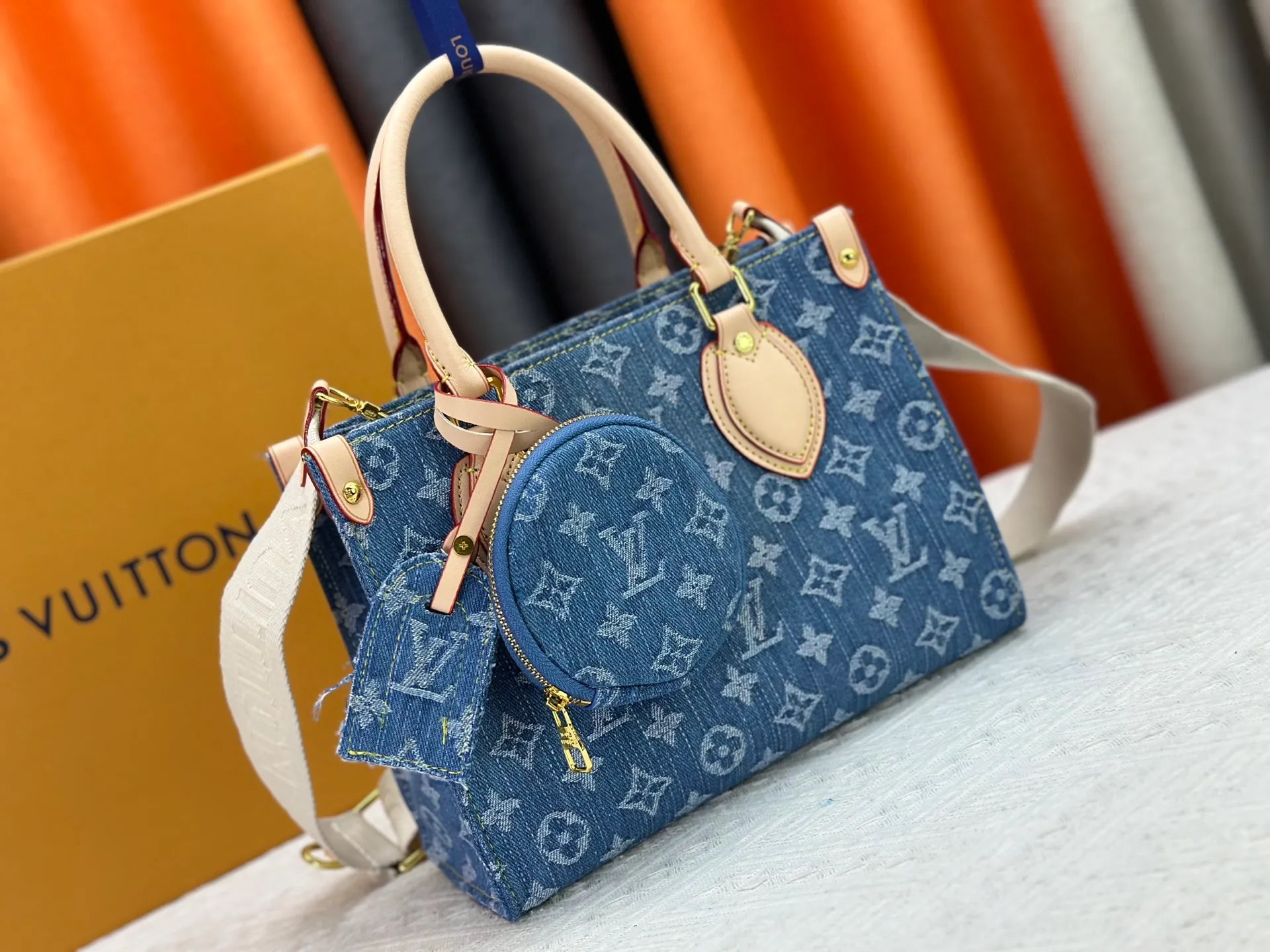 P280 Upgraded original M14633 M46373 Blue denim denim square bag This OnTheGo small handbag is made of cotton denim woven with Monogram pattern. It is bleached and sand washed to present a retro style. Detachable and Adjustable Shoulder Strap for a Subtle Fit The detachable shoulder strap makes it easy to carry small items like an iPad Mini with you. Detailed features 25x 19 x 11.5 cm.