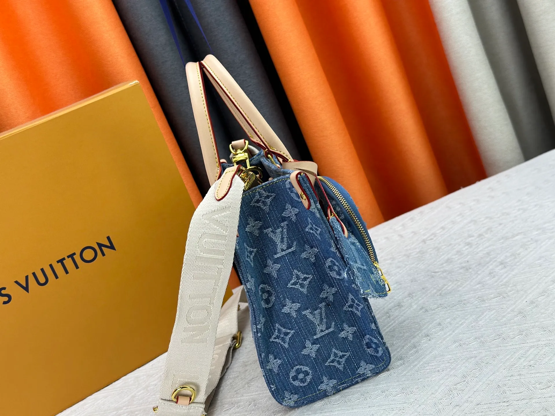 P280 Upgraded original M14633 M46373 Blue denim denim square bag This OnTheGo small handbag is made of cotton denim woven with Monogram pattern. It is bleached and sand washed to present a retro style. Detachable and Adjustable Shoulder Strap for a Subtle Fit The detachable shoulder strap makes it easy to carry small items like an iPad Mini with you. Detailed features 25x 19 x 11.5 cm.