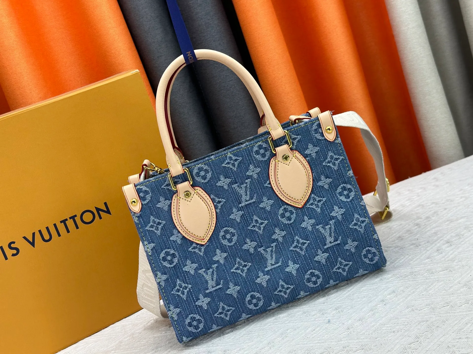 P280 Upgraded original M14633 M46373 Blue denim denim square bag This OnTheGo small handbag is made of cotton denim woven with Monogram pattern. It is bleached and sand washed to present a retro style. Detachable and Adjustable Shoulder Strap for a Subtle Fit The detachable shoulder strap makes it easy to carry small items like an iPad Mini with you. Detailed features 25x 19 x 11.5 cm.