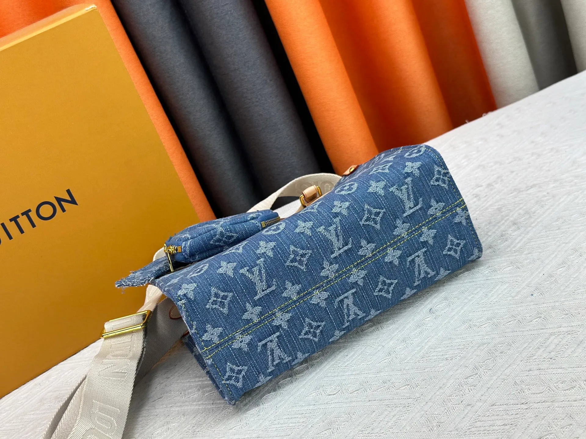 P280 Upgraded original M14633 M46373 Blue denim denim square bag This OnTheGo small handbag is made of cotton denim woven with Monogram pattern. It is bleached and sand washed to present a retro style. Detachable and Adjustable Shoulder Strap for a Subtle Fit The detachable shoulder strap makes it easy to carry small items like an iPad Mini with you. Detailed features 25x 19 x 11.5 cm.