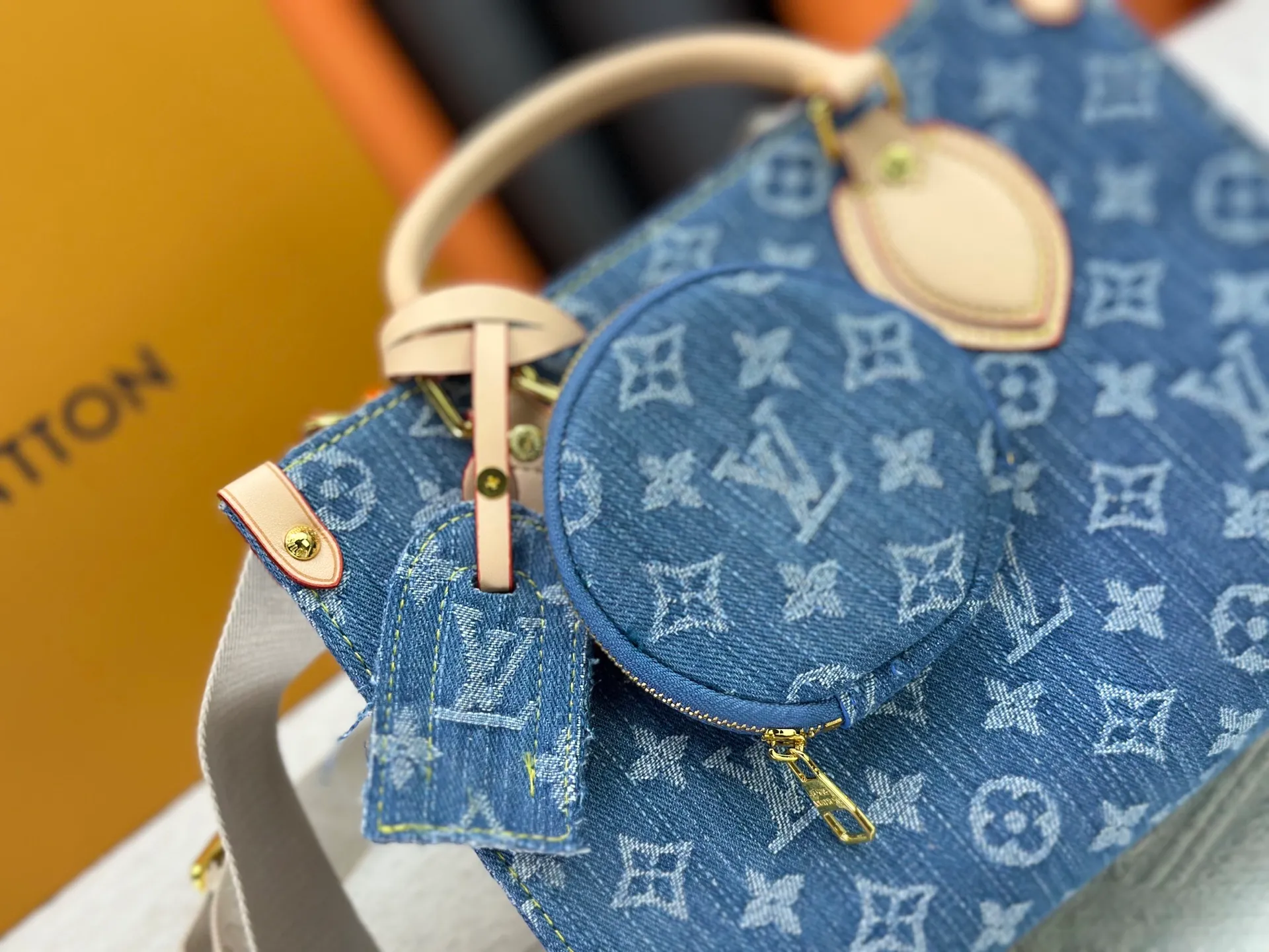 P280 Upgraded original M14633 M46373 Blue denim denim square bag This OnTheGo small handbag is made of cotton denim woven with Monogram pattern. It is bleached and sand washed to present a retro style. Detachable and Adjustable Shoulder Strap for a Subtle Fit The detachable shoulder strap makes it easy to carry small items like an iPad Mini with you. Detailed features 25x 19 x 11.5 cm.