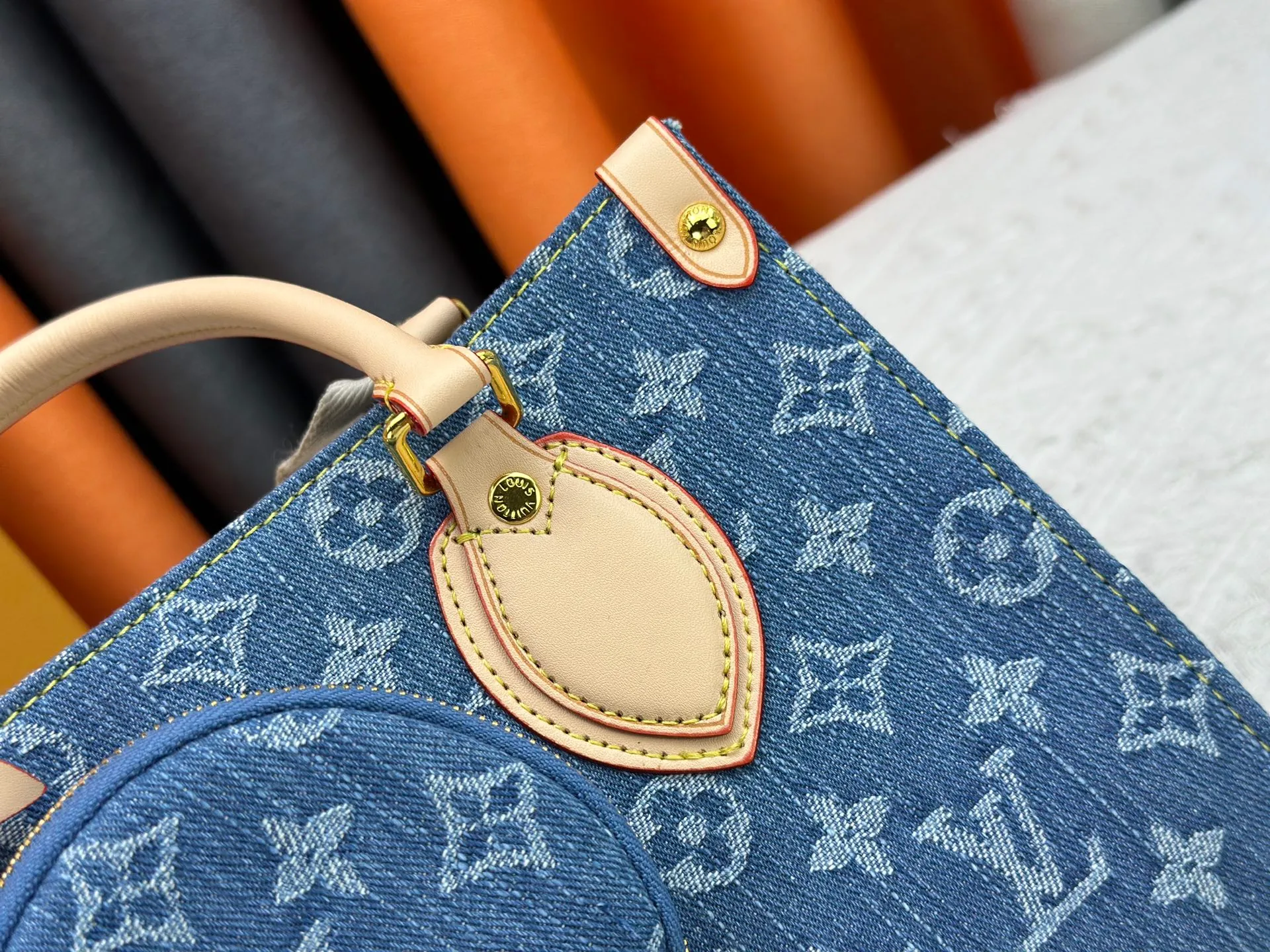 P280 Upgraded original M14633 M46373 Blue denim denim square bag This OnTheGo small handbag is made of cotton denim woven with Monogram pattern. It is bleached and sand washed to present a retro style. Detachable and Adjustable Shoulder Strap for a Subtle Fit The detachable shoulder strap makes it easy to carry small items like an iPad Mini with you. Detailed features 25x 19 x 11.5 cm.