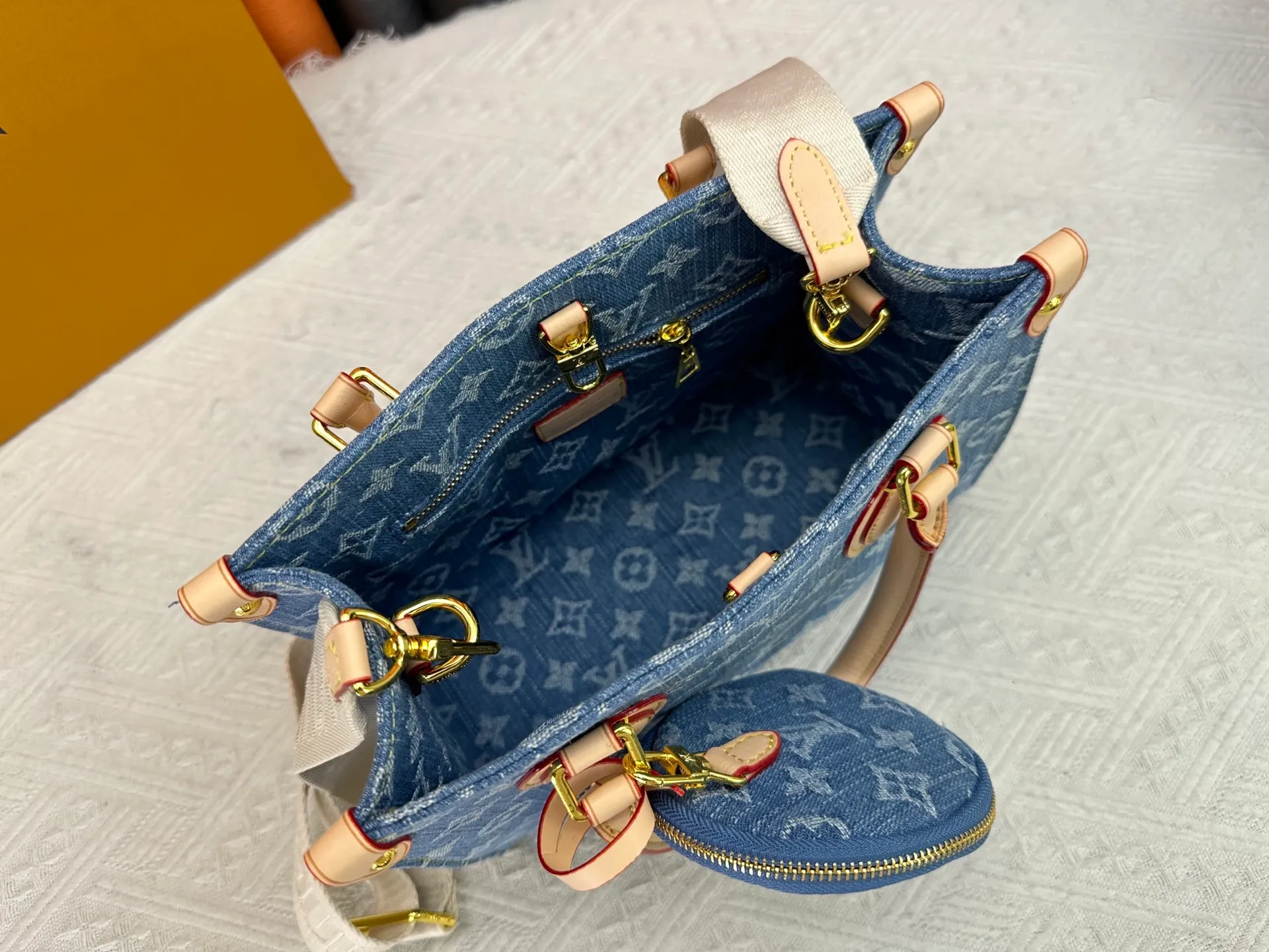 P280 Upgraded original M14633 M46373 Blue denim denim square bag This OnTheGo small handbag is made of cotton denim woven with Monogram pattern. It is bleached and sand washed to present a retro style. Detachable and Adjustable Shoulder Strap for a Subtle Fit The detachable shoulder strap makes it easy to carry small items like an iPad Mini with you. Detailed features 25x 19 x 11.5 cm.