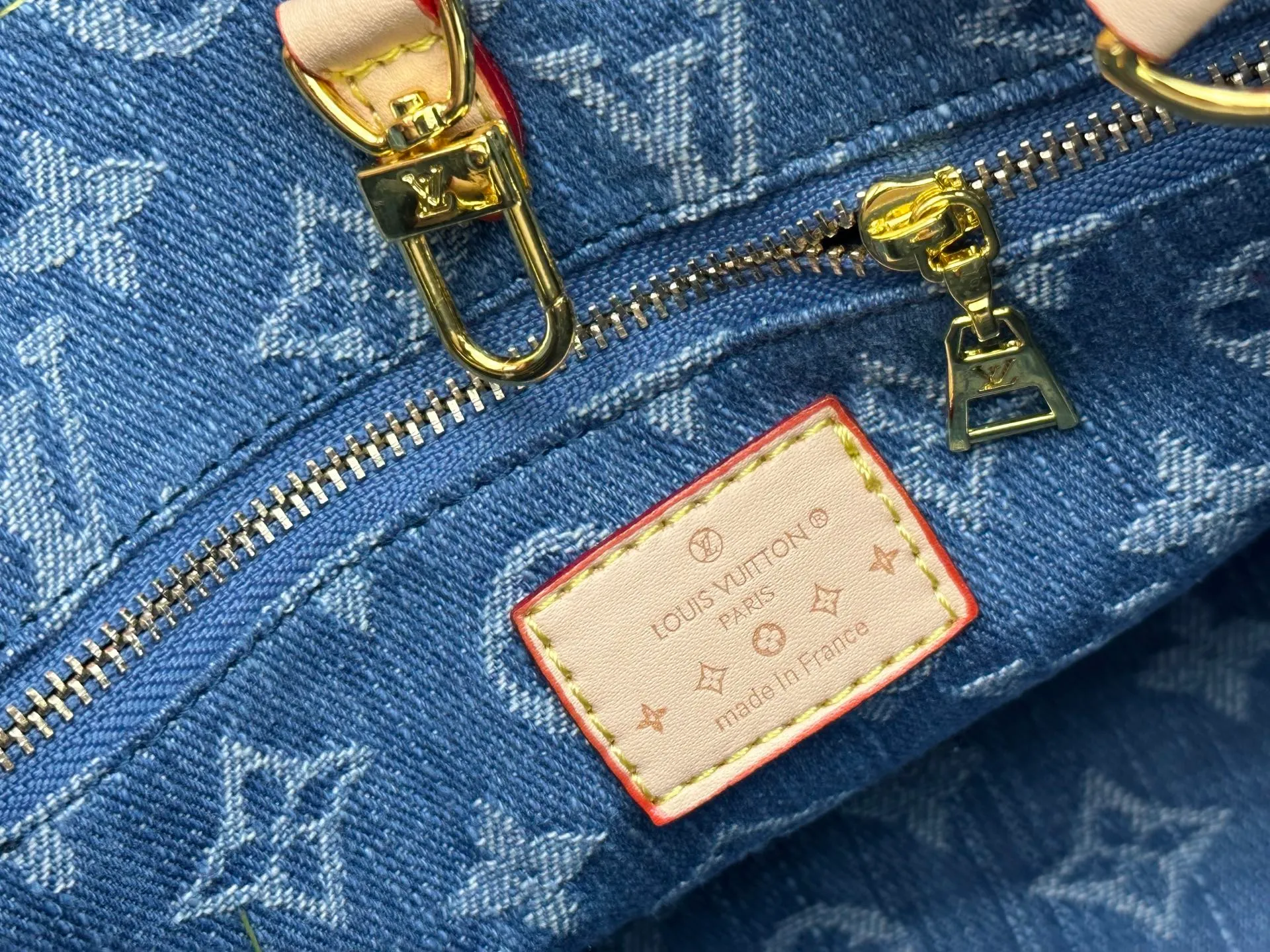 P280 Upgraded original M14633 M46373 Blue denim denim square bag This OnTheGo small handbag is made of cotton denim woven with Monogram pattern. It is bleached and sand washed to present a retro style. Detachable and Adjustable Shoulder Strap for a Subtle Fit The detachable shoulder strap makes it easy to carry small items like an iPad Mini with you. Detailed features 25x 19 x 11.5 cm.