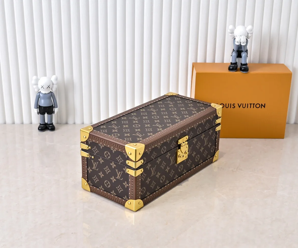 💰1240 Guangzhou top original M20209 treasure box [exclusive photo, upgraded original] can hold watches and jewelry. This treasure box is made of classic Monogram canvas. It is equipped with a removable tray to hide valuables.  -38.0*18.0cm✅ -Two storage layers✅ ​​-Partitioned in the middle. Can store valuables✅ -Push open the automatic pop-up lock✅ -Lined with velvet✅ -Silver metal/hardware✅ -Extreme workmanship, every detail is just right✅ -Purely handmade, every small nail is clearly in place,✅ LOUIS VUITTON hard box is like a treasure box that travels through history. Its sturdiness is a symbol of Louis Vuitton's traditional exquisite craftsmanship✅
