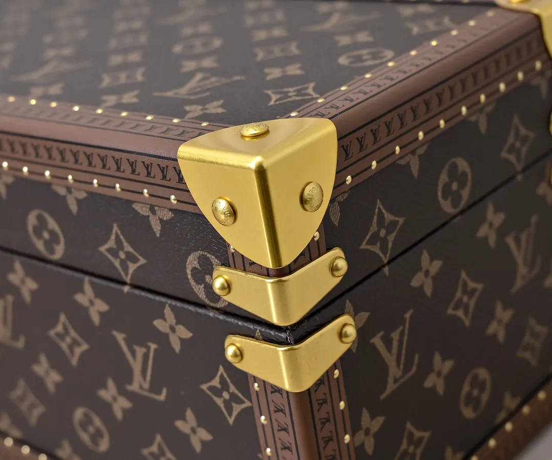 💰1240 Guangzhou top original M20209 treasure box [exclusive photo, upgraded original] can hold watches and jewelry. This treasure box is made of classic Monogram canvas. It is equipped with a removable tray to hide valuables.  -38.0*18.0cm✅ -Two storage layers✅ ​​-Partitioned in the middle. Can store valuables✅ -Push open the automatic pop-up lock✅ -Lined with velvet✅ -Silver metal/hardware✅ -Extreme workmanship, every detail is just right✅ -Purely handmade, every small nail is clearly in place,✅ LOUIS VUITTON hard box is like a treasure box that travels through history. Its sturdiness is a symbol of Louis Vuitton's traditional exquisite craftsmanship✅