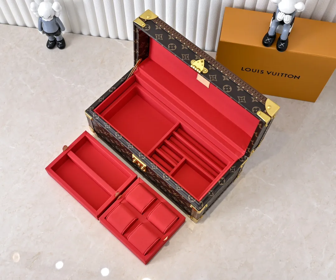 💰1240 Guangzhou top original M20209 treasure box [exclusive photo, upgraded original] can hold watches and jewelry. This treasure box is made of classic Monogram canvas. It is equipped with a removable tray to hide valuables.  -38.0*18.0cm✅ -Two storage layers✅ ​​-Partitioned in the middle. Can store valuables✅ -Push open the automatic pop-up lock✅ -Lined with velvet✅ -Silver metal/hardware✅ -Extreme workmanship, every detail is just right✅ -Purely handmade, every small nail is clearly in place,✅ LOUIS VUITTON hard box is like a treasure box that travels through history. Its sturdiness is a symbol of Louis Vuitton's traditional exquisite craftsmanship✅