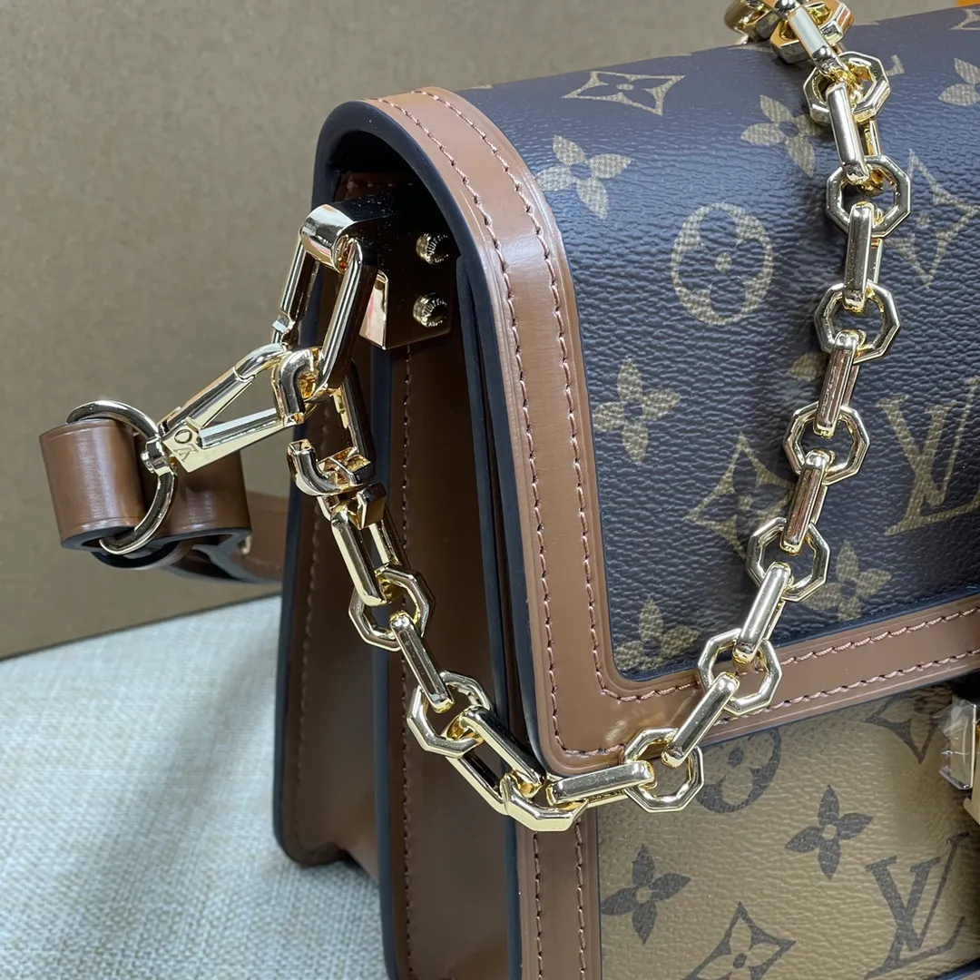 [Upgraded version] P580💰 Comes with a full set of packaging M45958 L home new version of Daphne with chain ➕ shoulder strap This model has high quality matching details and ⚠️matching hardware! The addition of hardware buckles makes it more stable and fully upgraded! ! ! Size 25*17*10.5