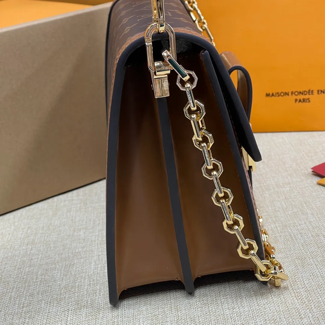 [Upgraded version] P580💰 Comes with a full set of packaging M45958 L home new version of Daphne with chain ➕ shoulder strap This model has high quality matching details and ⚠️matching hardware! The addition of hardware buckles makes it more stable and fully upgraded! ! ! Size 25*17*10.5