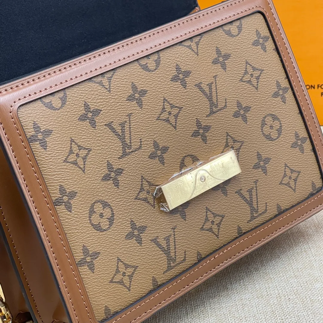 [Upgraded version] P580💰 Comes with a full set of packaging M45958 L home new version of Daphne with chain ➕ shoulder strap This model has high quality matching details and ⚠️matching hardware! The addition of hardware buckles makes it more stable and fully upgraded! ! ! Size 25*17*10.5