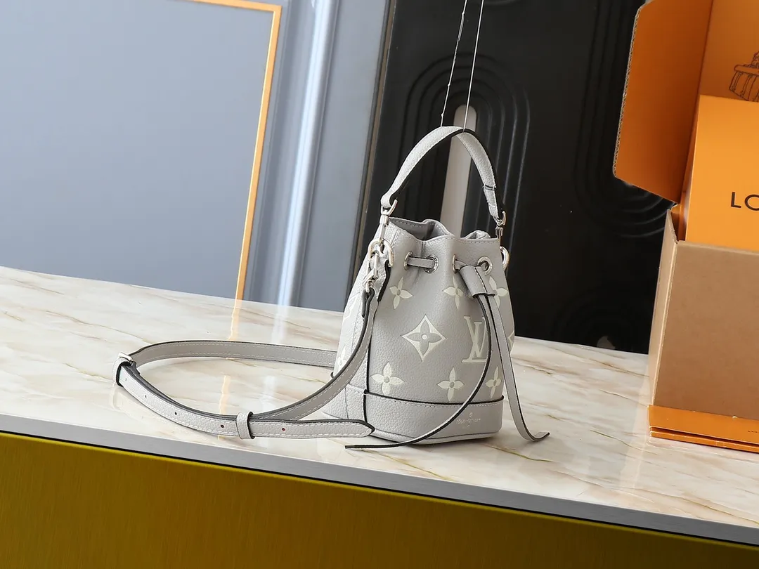 💰160💰Upgraded from the original M82933 M46291 M81266 silk screen Nano Noé handbag from the Summer Stardust capsule series. It uses Monogram Empreinte embossed leather to condense the classic Noé handbag structure, and then uses professional craftsmanship to present a subtle luster like a bright starry sky. Full leather embroidered thread mini bucket, color matching embossed gradient, silk screen printing, drawstring chain, mini bucketoo[Handshake][Handshake] Plenty of space to accommodate daily needs, the adjustable shoulder straps and handles are detachable, allowing for a variety of carrying methods. Dimensions: 13.0 x 16.0 x 10.0 cm (length x height x width)