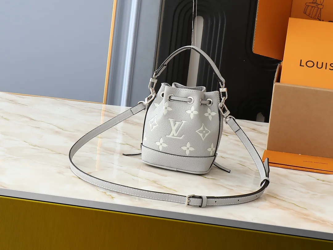 💰160💰Upgraded from the original M82933 M46291 M81266 silk screen Nano Noé handbag from the Summer Stardust capsule series. It uses Monogram Empreinte embossed leather to condense the classic Noé handbag structure, and then uses professional craftsmanship to present a subtle luster like a bright starry sky. Full leather embroidered thread mini bucket, color matching embossed gradient, silk screen printing, drawstring chain, mini bucketoo[Handshake][Handshake] Plenty of space to accommodate daily needs, the adjustable shoulder straps and handles are detachable, allowing for a variety of carrying methods. Dimensions: 13.0 x 16.0 x 10.0 cm (length x height x width)