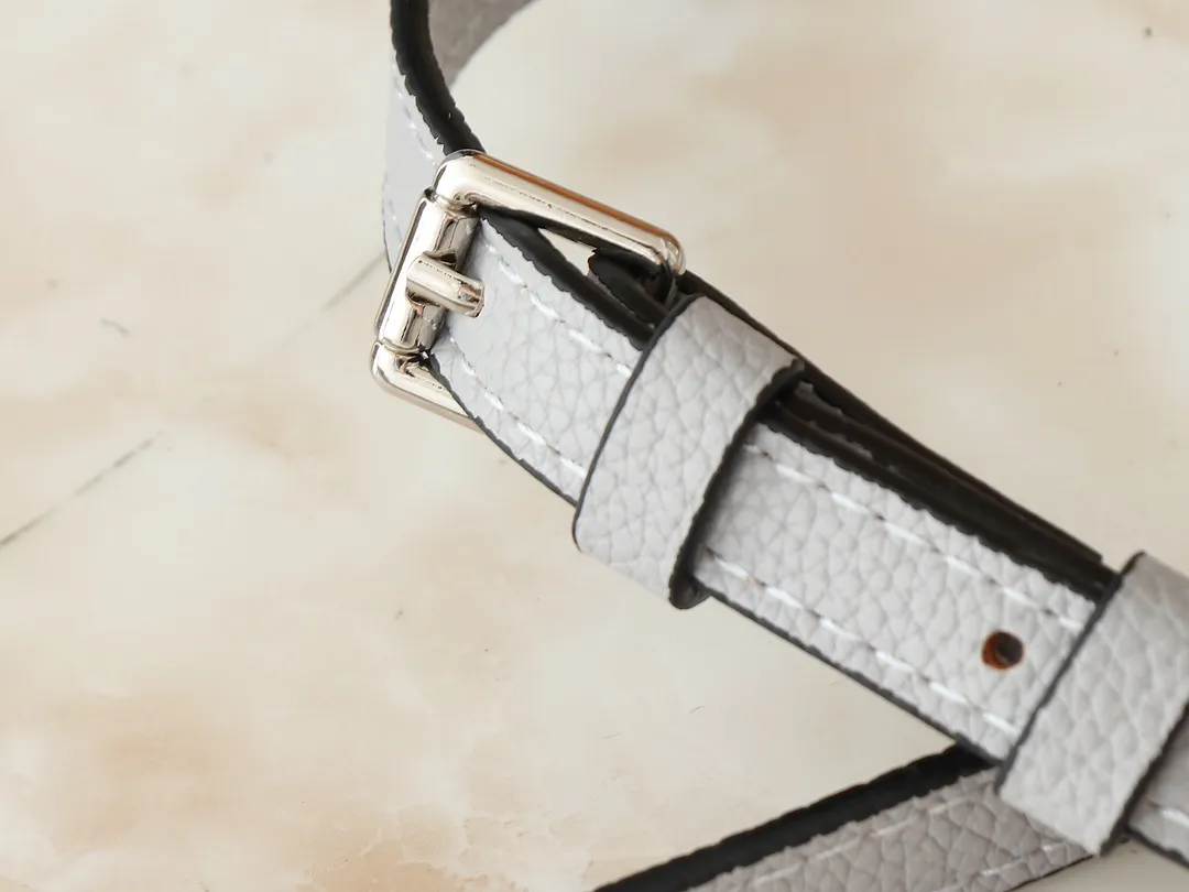 💰160💰Upgraded from the original M82933 M46291 M81266 silk screen Nano Noé handbag from the Summer Stardust capsule series. It uses Monogram Empreinte embossed leather to condense the classic Noé handbag structure, and then uses professional craftsmanship to present a subtle luster like a bright starry sky. Full leather embroidered thread mini bucket, color matching embossed gradient, silk screen printing, drawstring chain, mini bucketoo[Handshake][Handshake] Plenty of space to accommodate daily needs, the adjustable shoulder straps and handles are detachable, allowing for a variety of carrying methods. Dimensions: 13.0 x 16.0 x 10.0 cm (length x height x width)