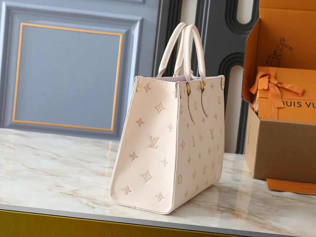💰260💰Upgraded original M46833 ONTHEGO medium handbag M46834M45595 all black M45494 apricot print 45495 black print 45496 white print M46286 pink Monogram is full leather embossed silk screen white and purple mommy bag shopping bag oo [handshake] [handshake] pattern printed and dyed first, then embossed, soft and soft than grained cowhide Its ample interior can accommodate laptops and other office supplies. The long and short handles are convenient for carrying in the hand or on the shoulder. Size: 34x26x13cm