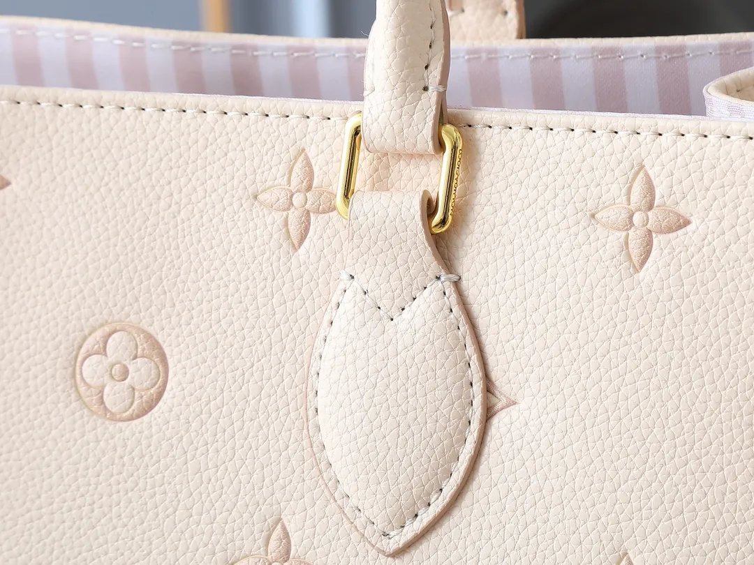💰260💰Upgraded original M46833 ONTHEGO medium handbag M46834M45595 all black M45494 apricot print 45495 black print 45496 white print M46286 pink Monogram is full leather embossed silk screen white and purple mommy bag shopping bag oo [handshake] [handshake] pattern printed and dyed first, then embossed, soft and soft than grained cowhide Its ample interior can accommodate laptops and other office supplies. The long and short handles are convenient for carrying in the hand or on the shoulder. Size: 34x26x13cm
