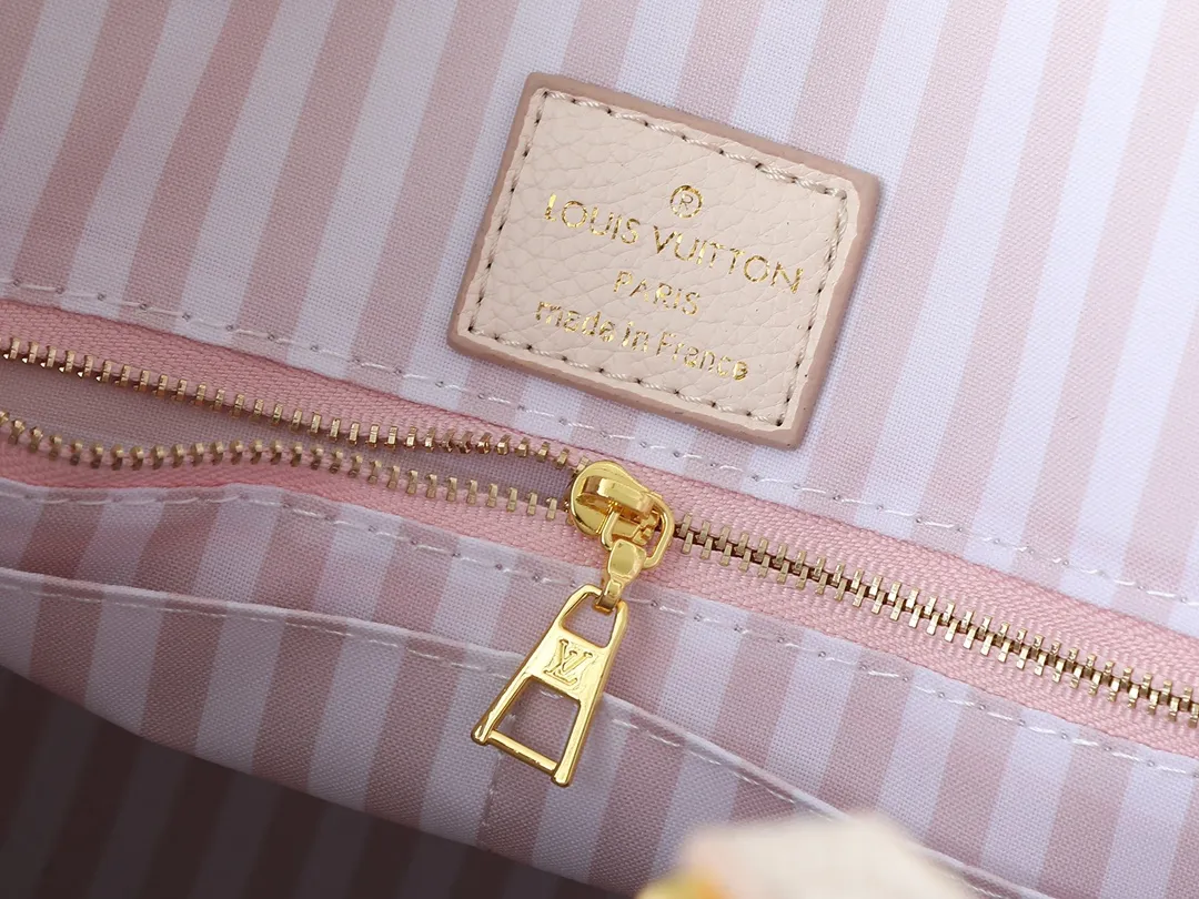 💰260💰Upgraded original M46833 ONTHEGO medium handbag M46834M45595 all black M45494 apricot print 45495 black print 45496 white print M46286 pink Monogram is full leather embossed silk screen white and purple mommy bag shopping bag oo [handshake] [handshake] pattern printed and dyed first, then embossed, soft and soft than grained cowhide Its ample interior can accommodate laptops and other office supplies. The long and short handles are convenient for carrying in the hand or on the shoulder. Size: 34x26x13cm