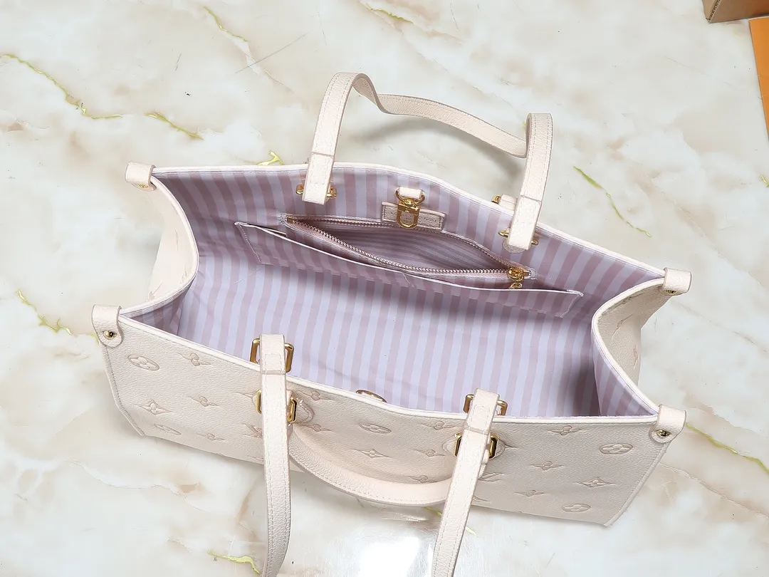 💰260💰Upgraded original M46833 ONTHEGO medium handbag M46834M45595 all black M45494 apricot print 45495 black print 45496 white print M46286 pink Monogram is full leather embossed silk screen white and purple mommy bag shopping bag oo [handshake] [handshake] pattern printed and dyed first, then embossed, soft and soft than grained cowhide Its ample interior can accommodate laptops and other office supplies. The long and short handles are convenient for carrying in the hand or on the shoulder. Size: 34x26x13cm