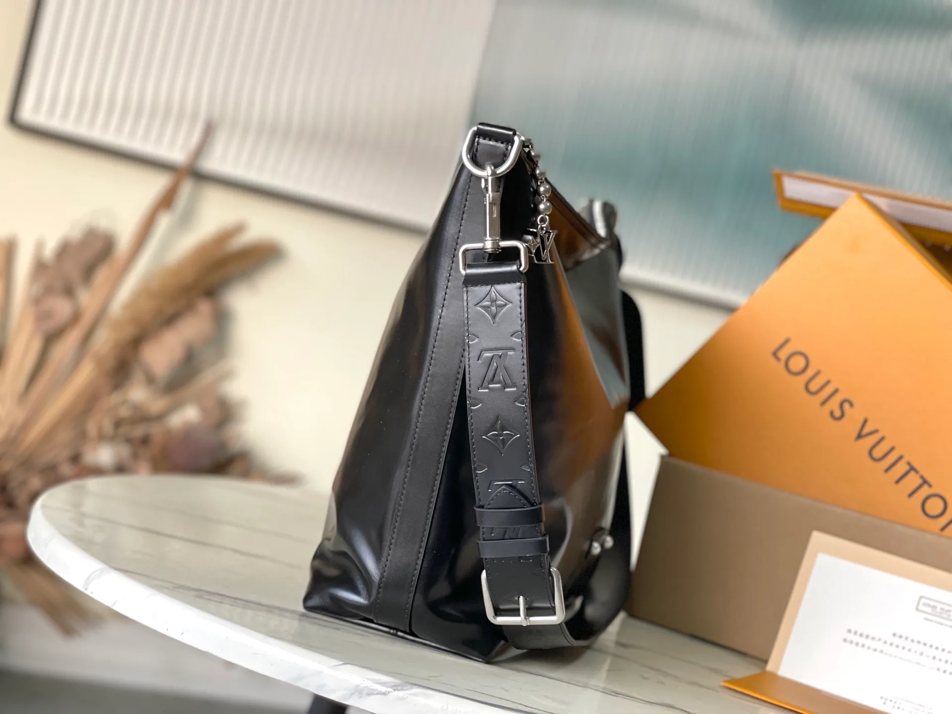 💰1380 (top-grain leather) top original order M13986 This Vagabond Hobo handbag is made of glossy soft cow leather to create an ergonomic and close-fitting silhouette. Whether it is carried cross-body or on the shoulder, it can show its cool style. The metal zipper enables smooth opening and closing, and the bead chain cleverly connects the zipper puller and V letter decoration. Dimensions: 35×12×38 cm