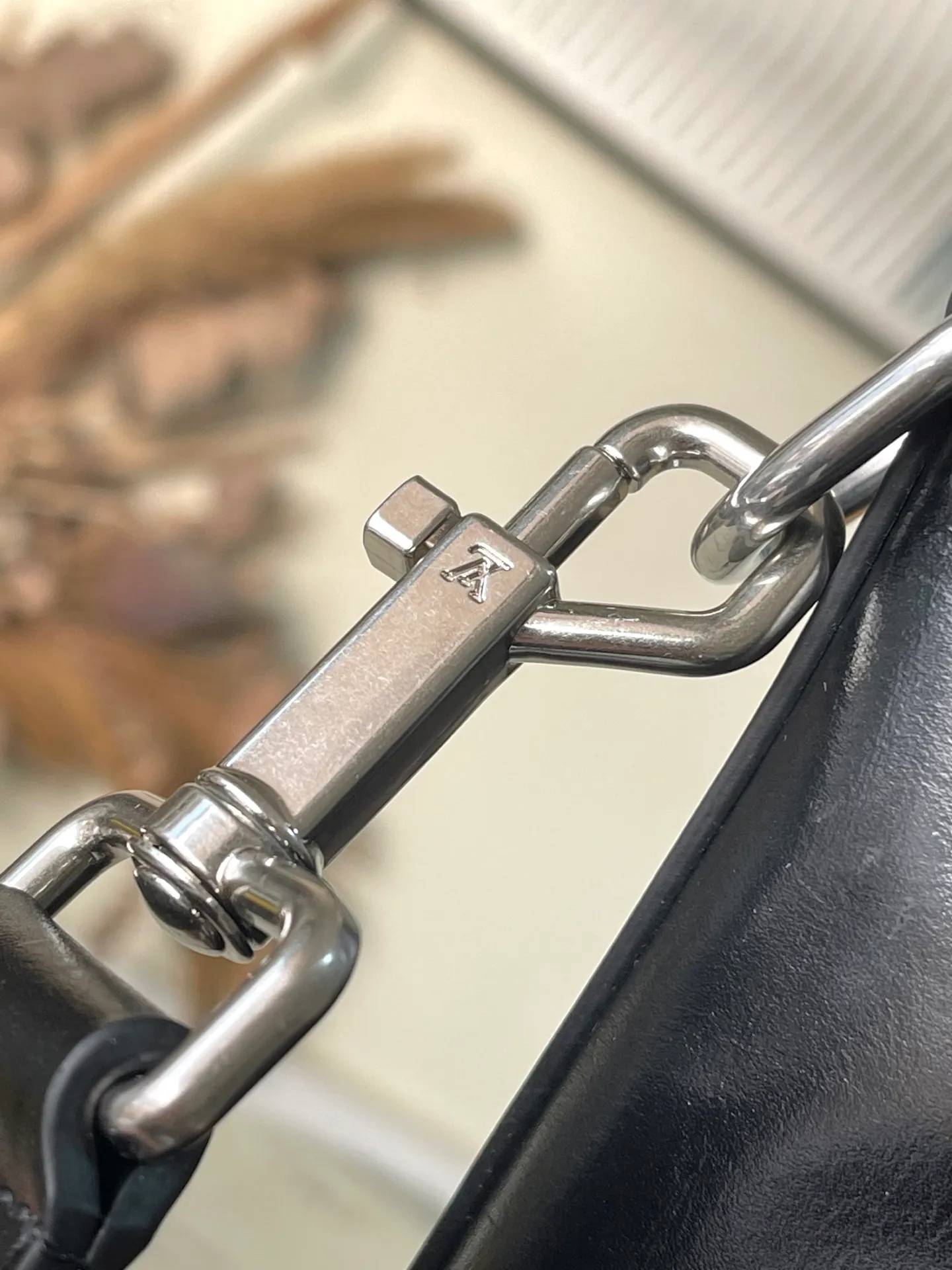 💰1380 (top-grain leather) top original order M13986 This Vagabond Hobo handbag is made of glossy soft cow leather to create an ergonomic and close-fitting silhouette. Whether it is carried cross-body or on the shoulder, it can show its cool style. The metal zipper enables smooth opening and closing, and the bead chain cleverly connects the zipper puller and V letter decoration. Dimensions: 35×12×38 cm
