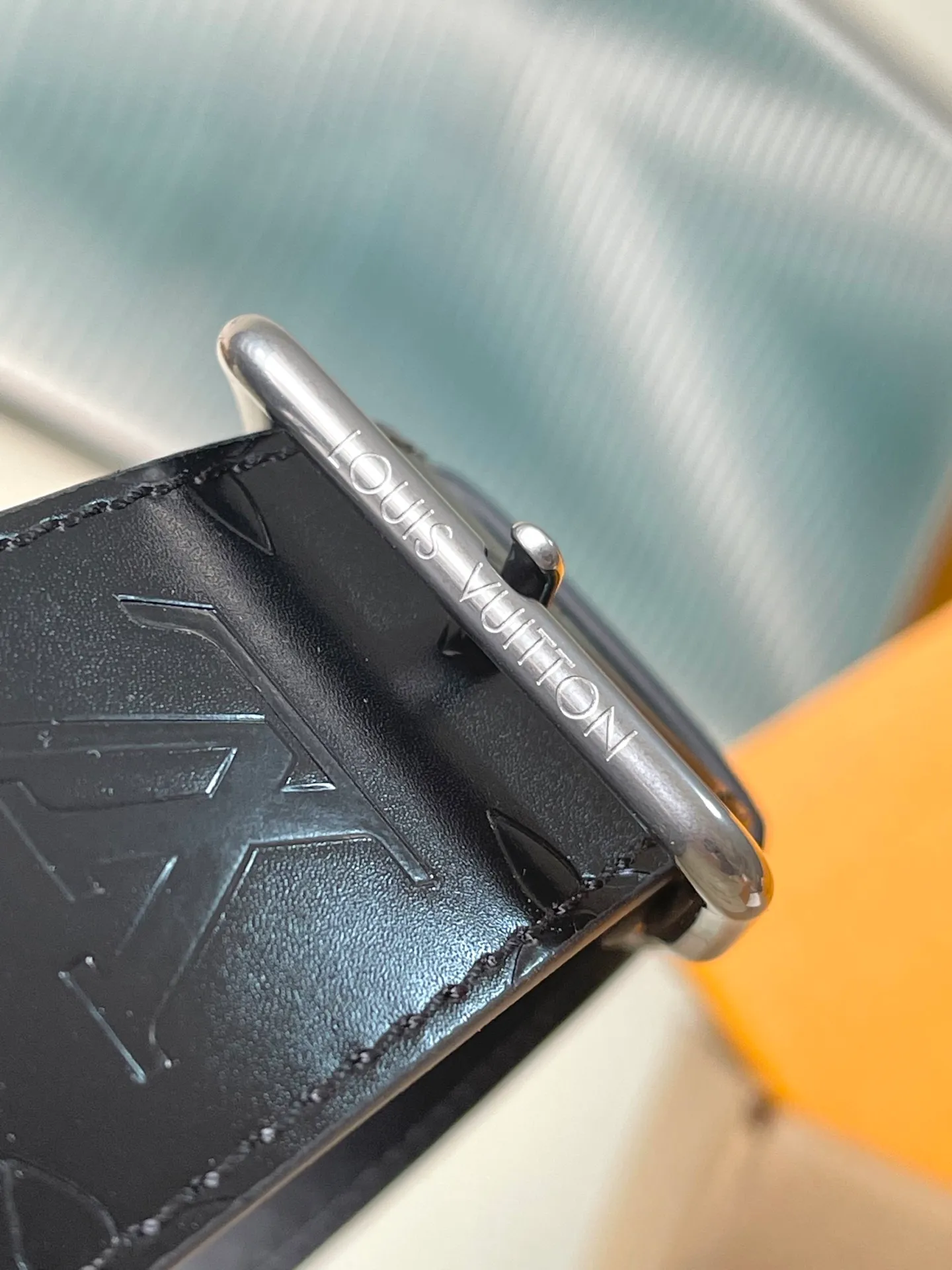 💰1380 (top-grain leather) top original order M13986 This Vagabond Hobo handbag is made of glossy soft cow leather to create an ergonomic and close-fitting silhouette. Whether it is carried cross-body or on the shoulder, it can show its cool style. The metal zipper enables smooth opening and closing, and the bead chain cleverly connects the zipper puller and V letter decoration. Dimensions: 35×12×38 cm